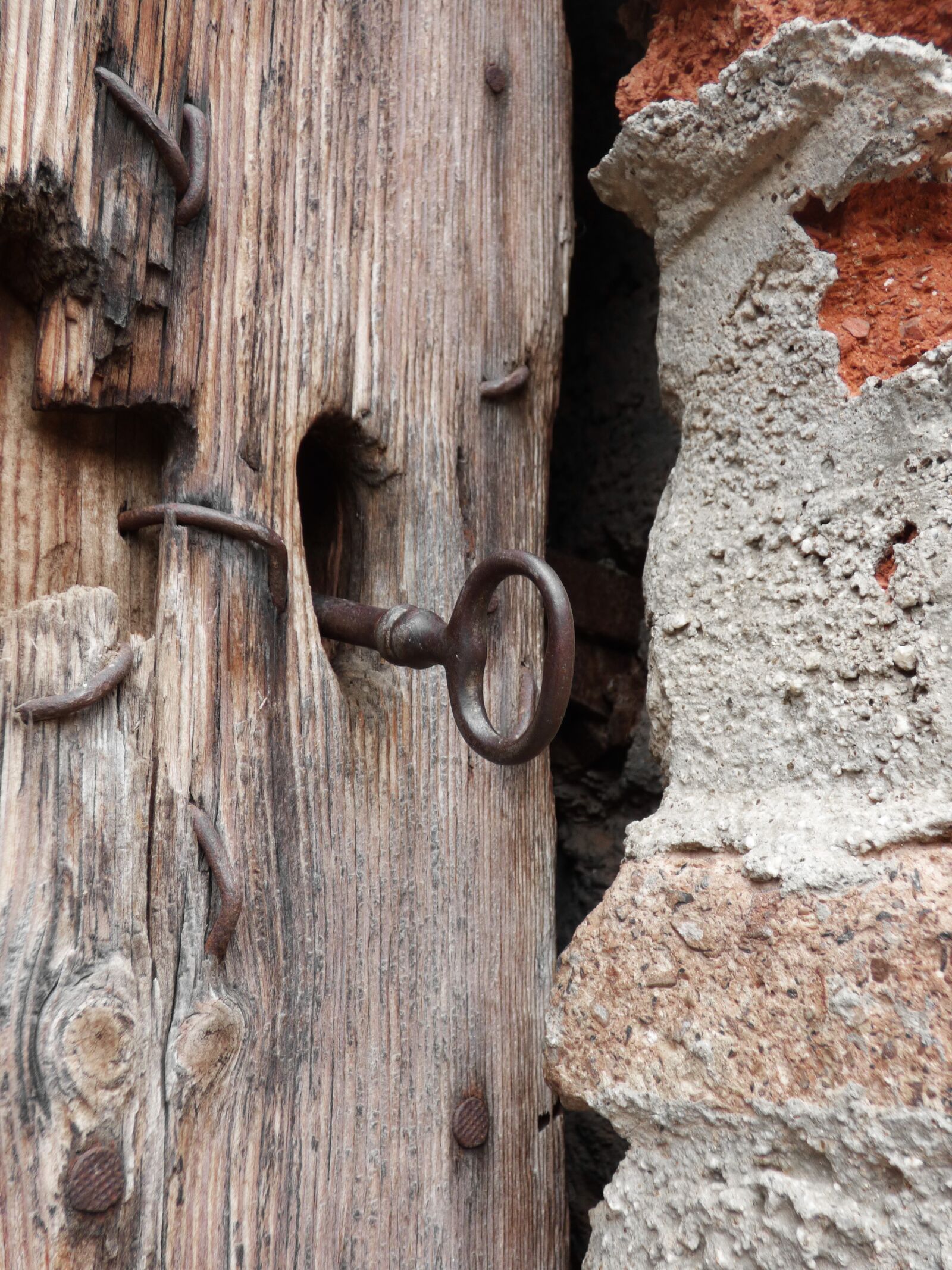 Panasonic Lumix DMC-FZ70 sample photo. Key, door, rustic photography