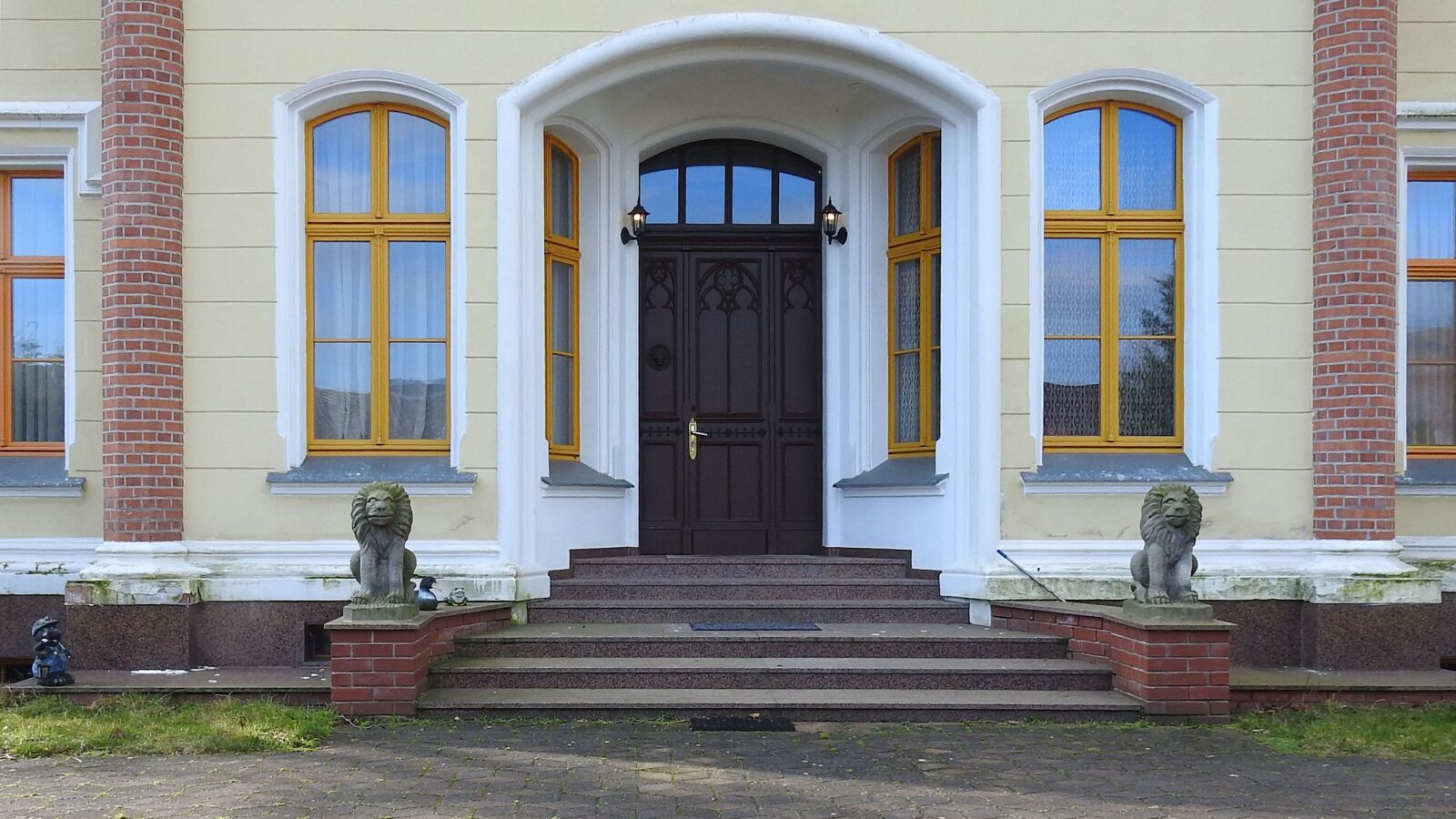 Nikon Coolpix P900 sample photo. Input, architecture, door photography