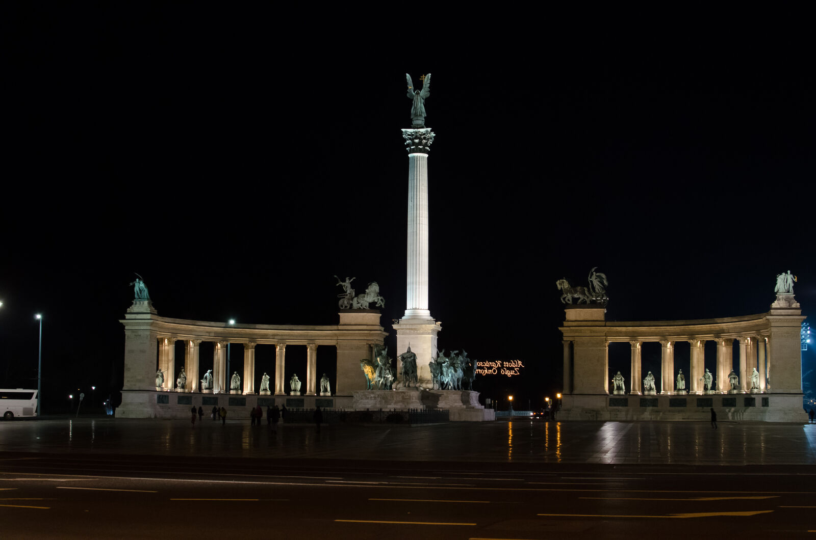 Nikon D5100 + Nikon AF-S DX Nikkor 35mm F1.8G sample photo. Budapest, hosok, tere photography