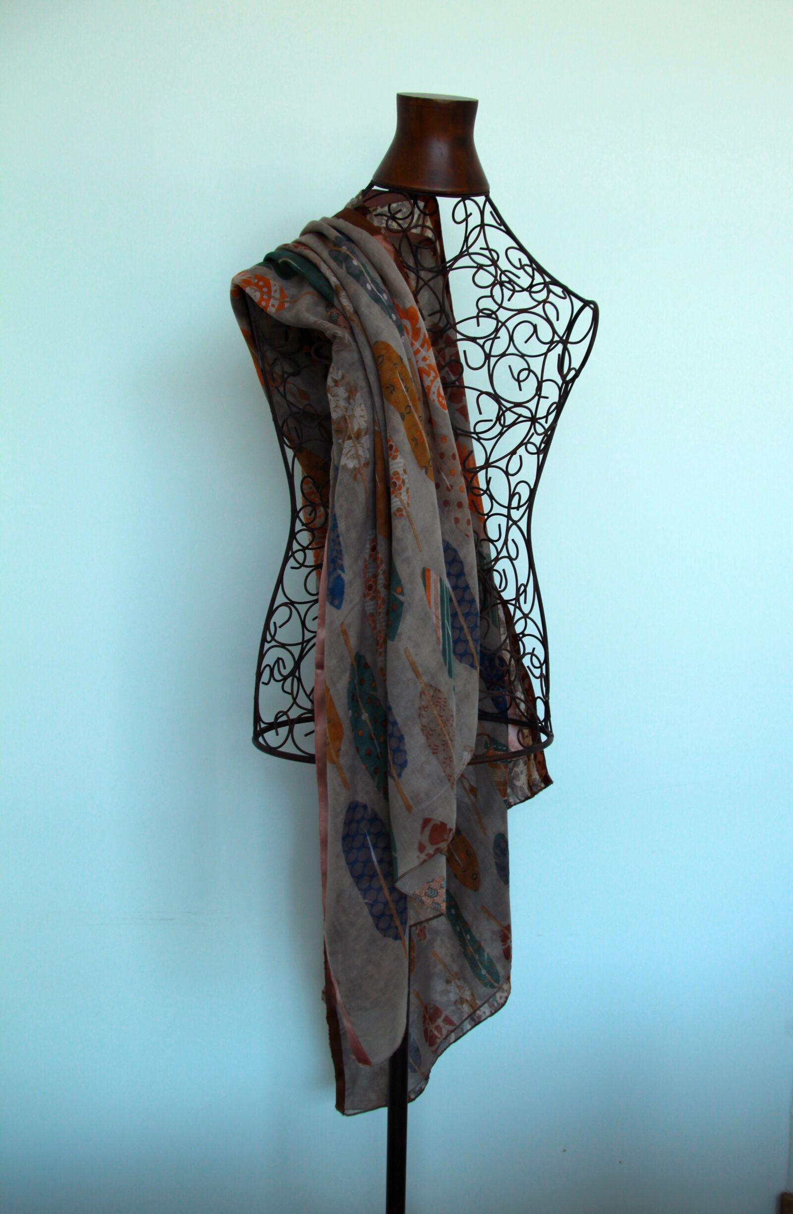 Canon EOS 700D (EOS Rebel T5i / EOS Kiss X7i) sample photo. Mannequin, fashion, scarf photography