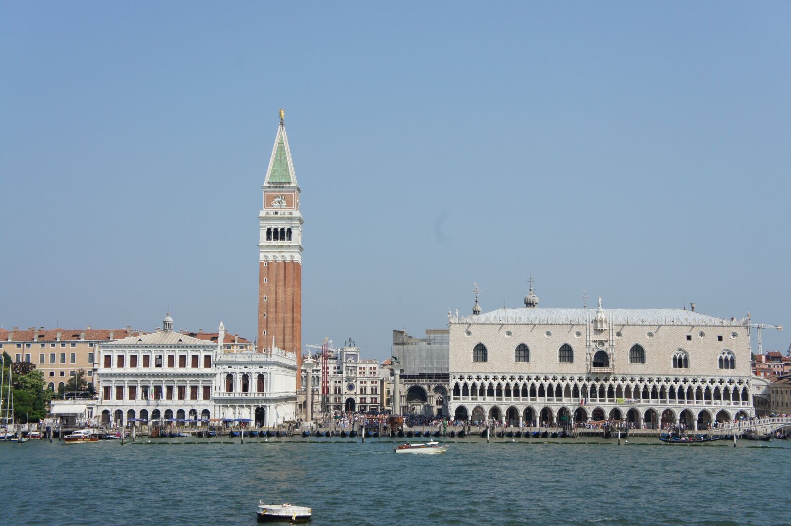 Sony Alpha NEX-3 + Sony E 18-55mm F3.5-5.6 OSS sample photo. Venice, the palace, sea photography