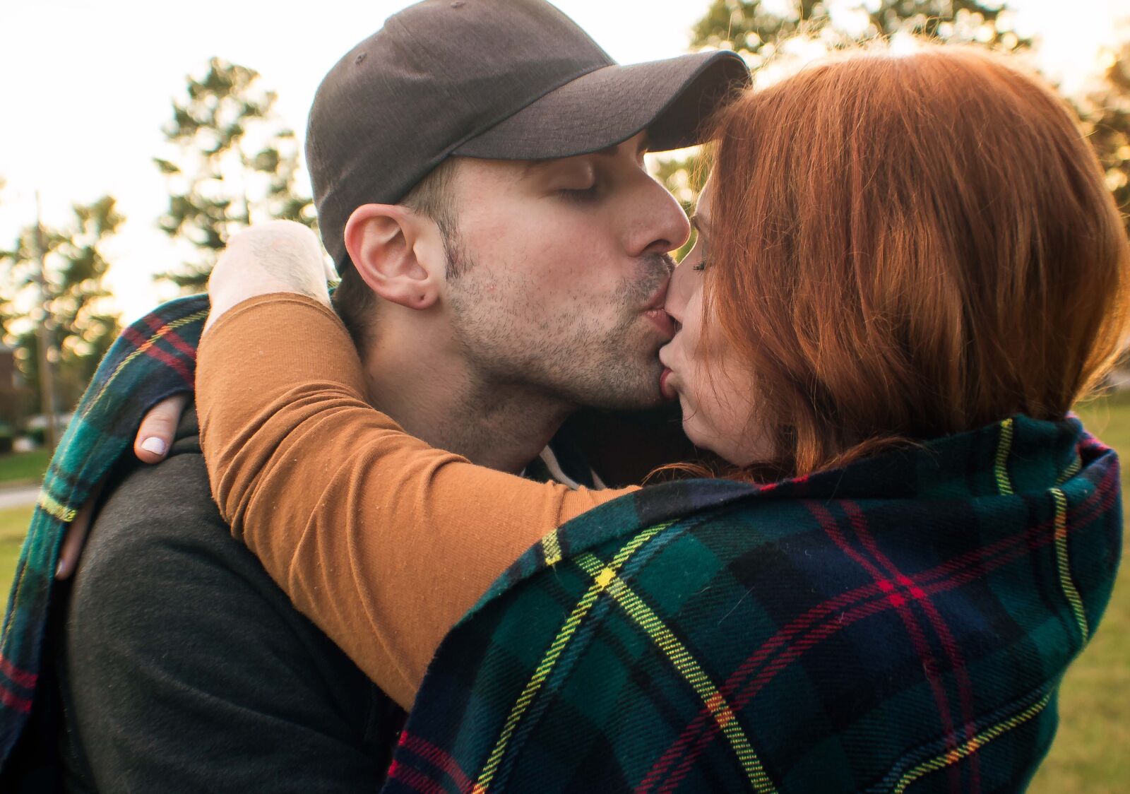 Canon EOS 750D (EOS Rebel T6i / EOS Kiss X8i) sample photo. Couple, hug, kiss, love photography