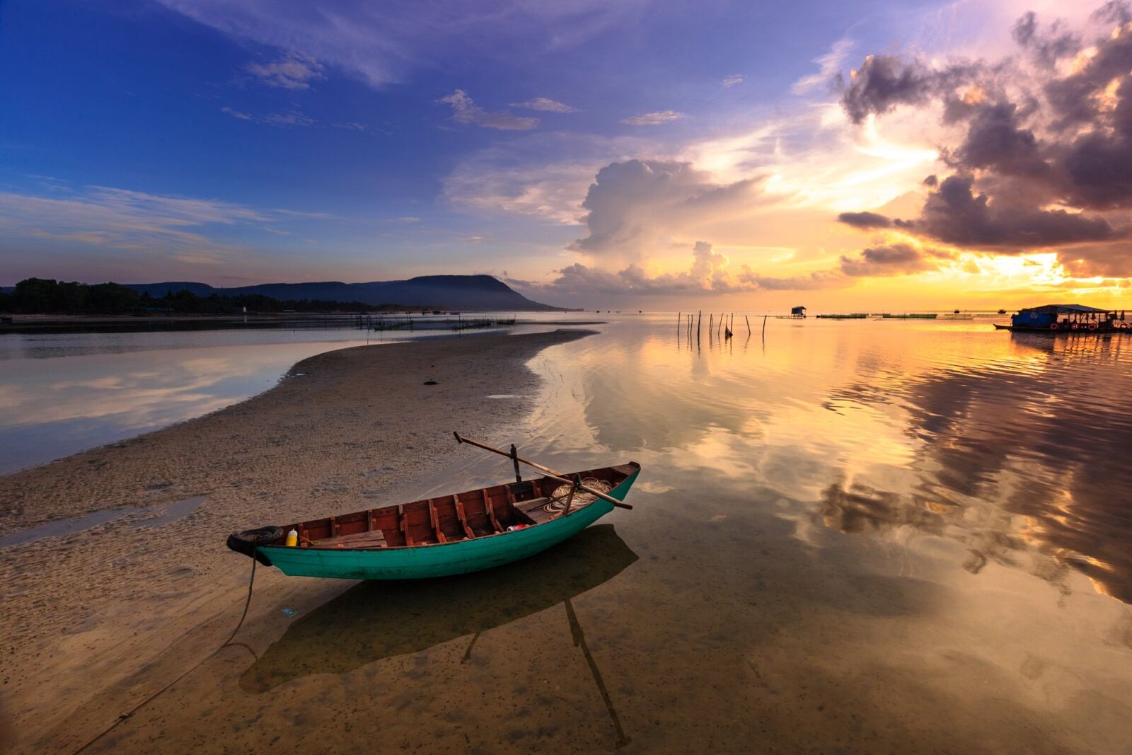 Canon EF 16-35mm F4L IS USM sample photo. Sunset, boat, fishing boat photography