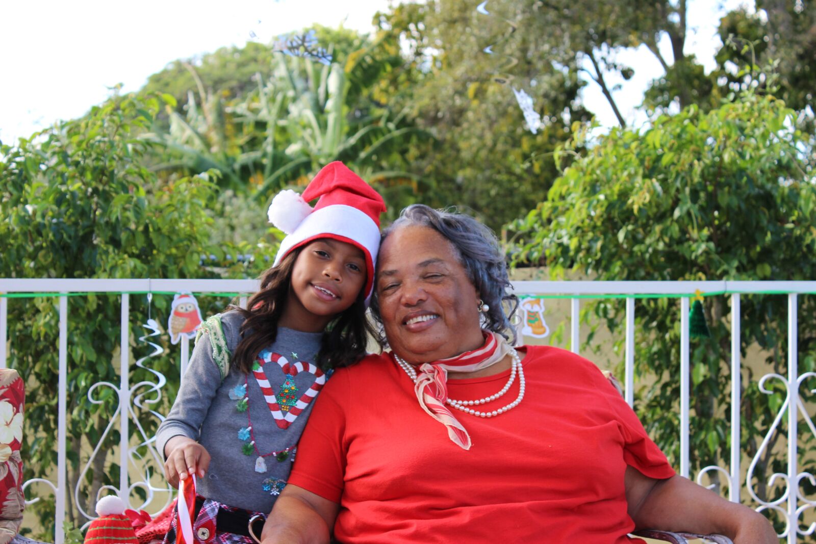 Canon EOS 600D (Rebel EOS T3i / EOS Kiss X5) sample photo. Grandmother, granddaughter, christmas photography