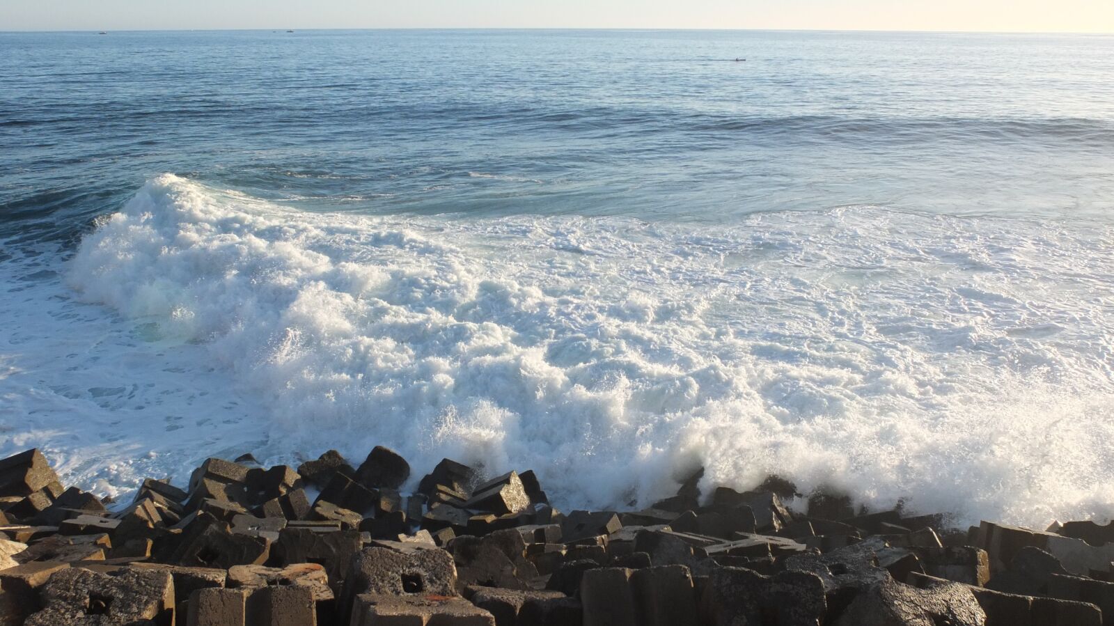 Fujifilm X10 sample photo. Sea, rocks, sun photography