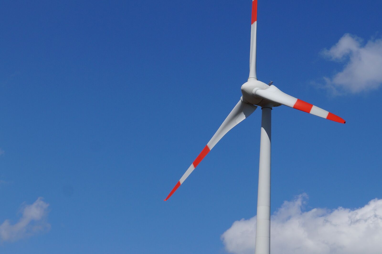 Sony DT 18-55mm F3.5-5.6 SAM II sample photo. Pinwheel, sky, wind power photography