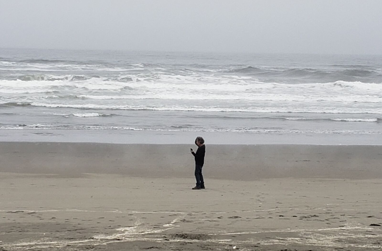 Samsung Galaxy S9 sample photo. Men, foggy, beach photography