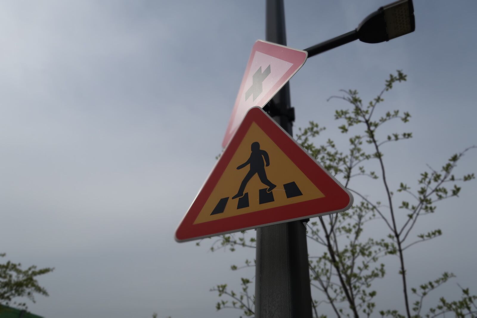 Canon PowerShot G7 X Mark II sample photo. Outdoors, signs, pedestrian crossing photography