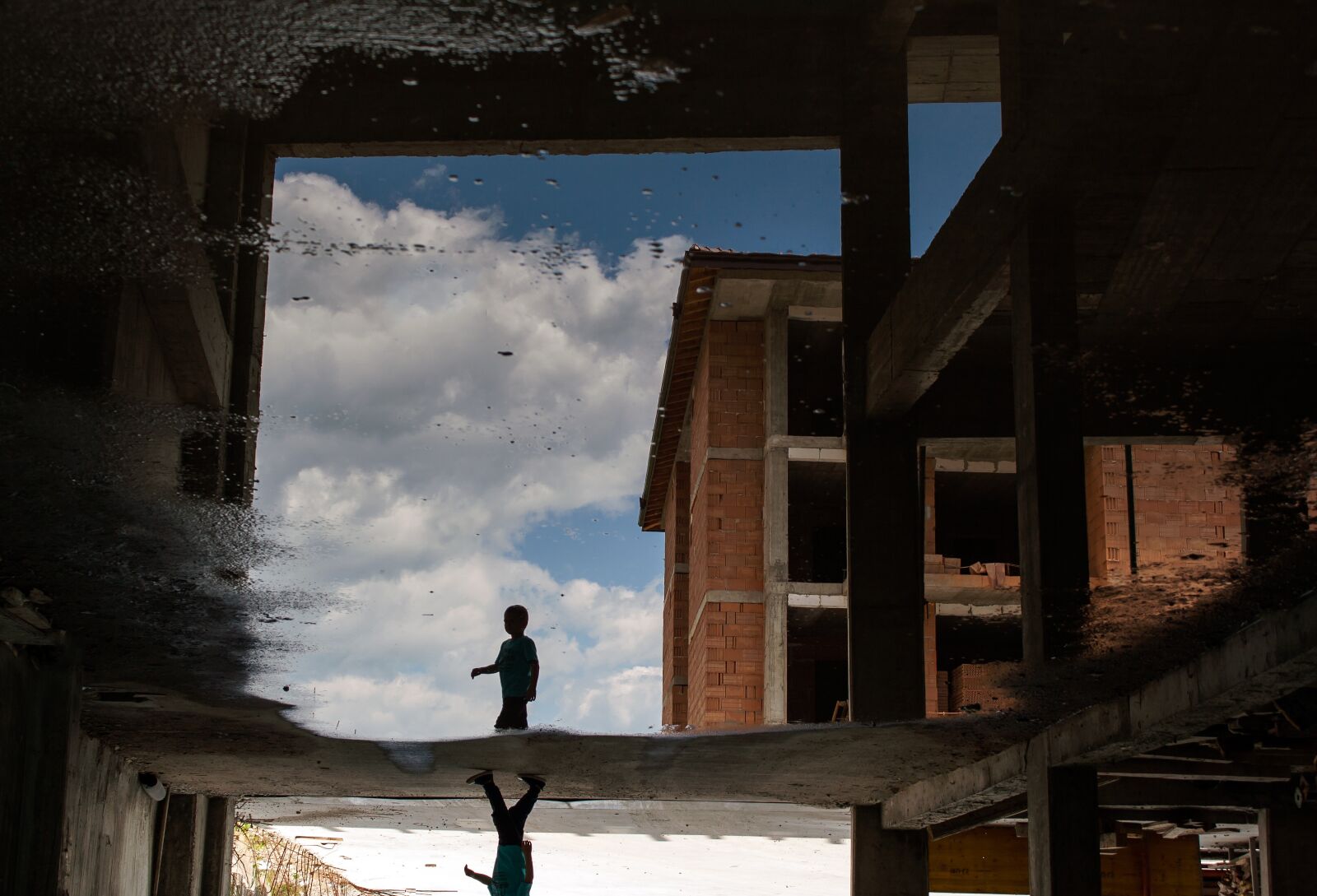 Canon EOS 350D (EOS Digital Rebel XT / EOS Kiss Digital N) sample photo. Reflection, construction, a puddle photography