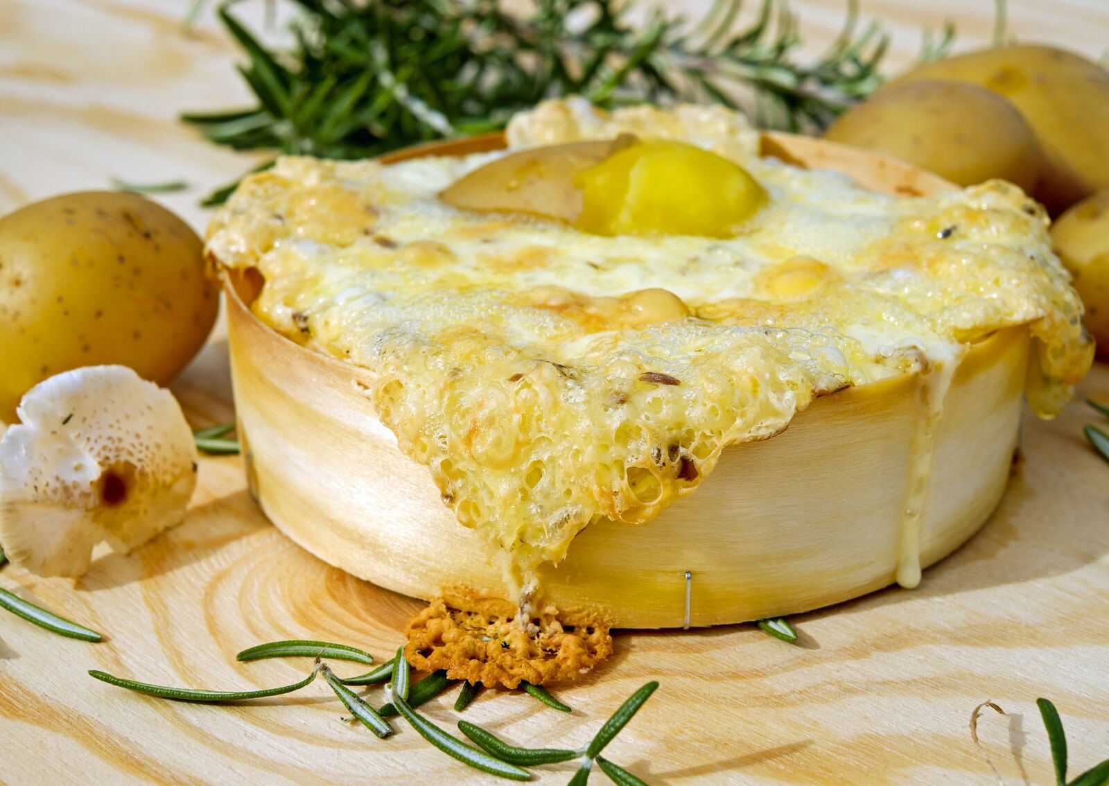 Fujifilm X-T10 + Fujifilm XF 35mm F1.4 R sample photo. Oven-baked cheese, cheese, baked photography