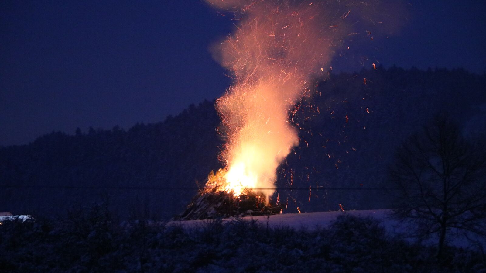 Canon EOS 760D (EOS Rebel T6s / EOS 8000D) sample photo. Fire, fasnet, embers of photography