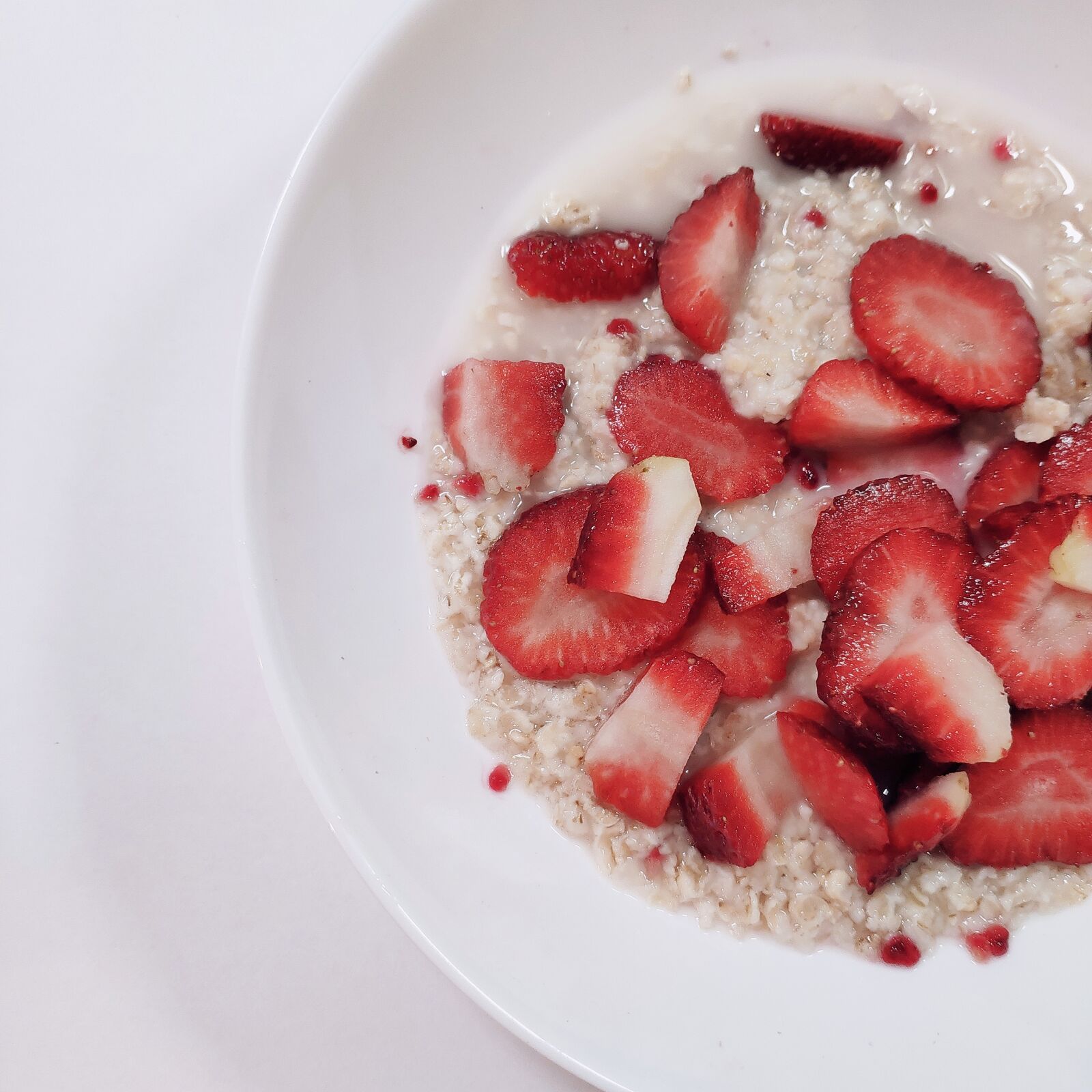 Xiaomi MI 8 sample photo. Breakfast, porridge, strawberry photography