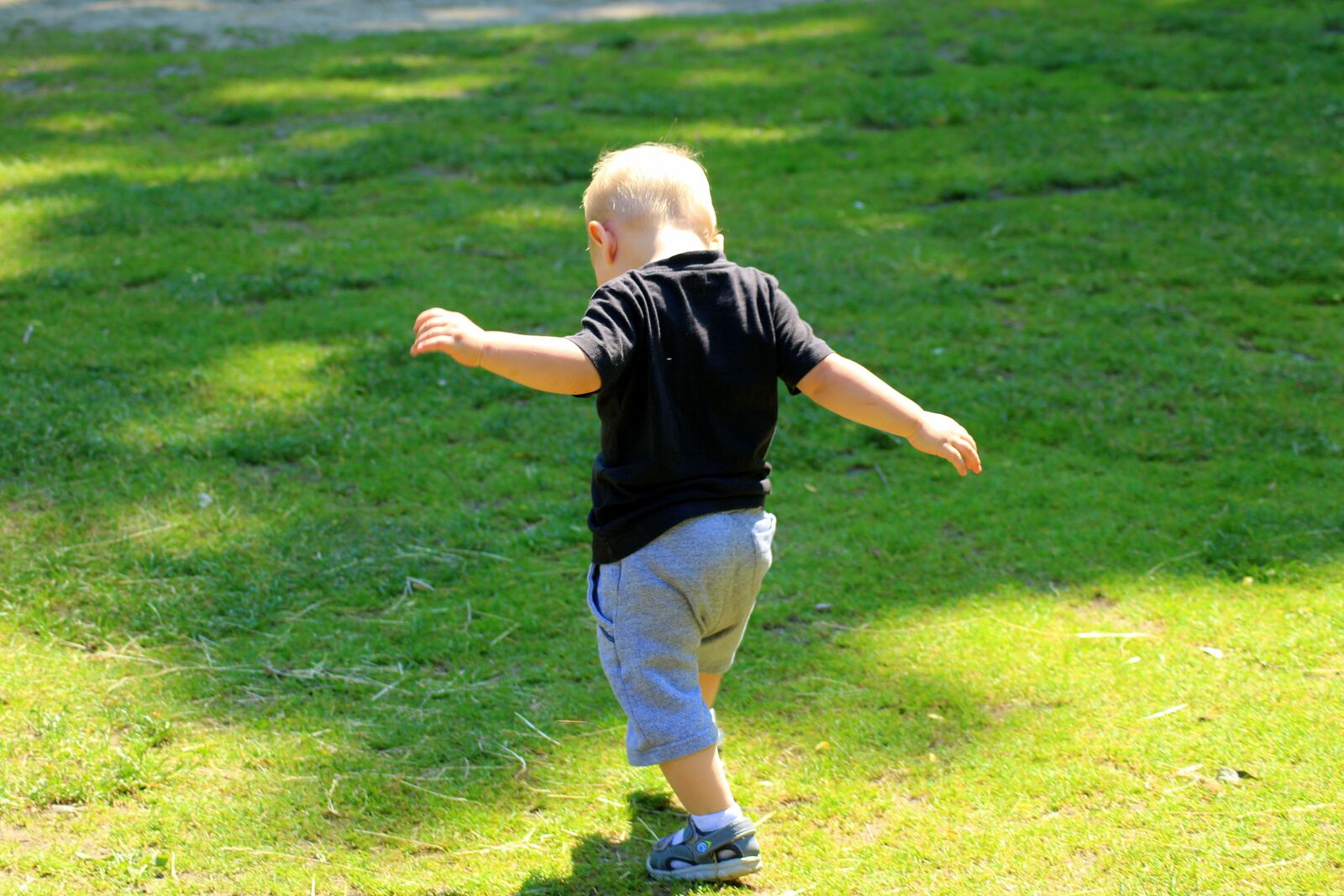 Canon EOS 1200D (EOS Rebel T5 / EOS Kiss X70 / EOS Hi) sample photo. Child, little man, first photography