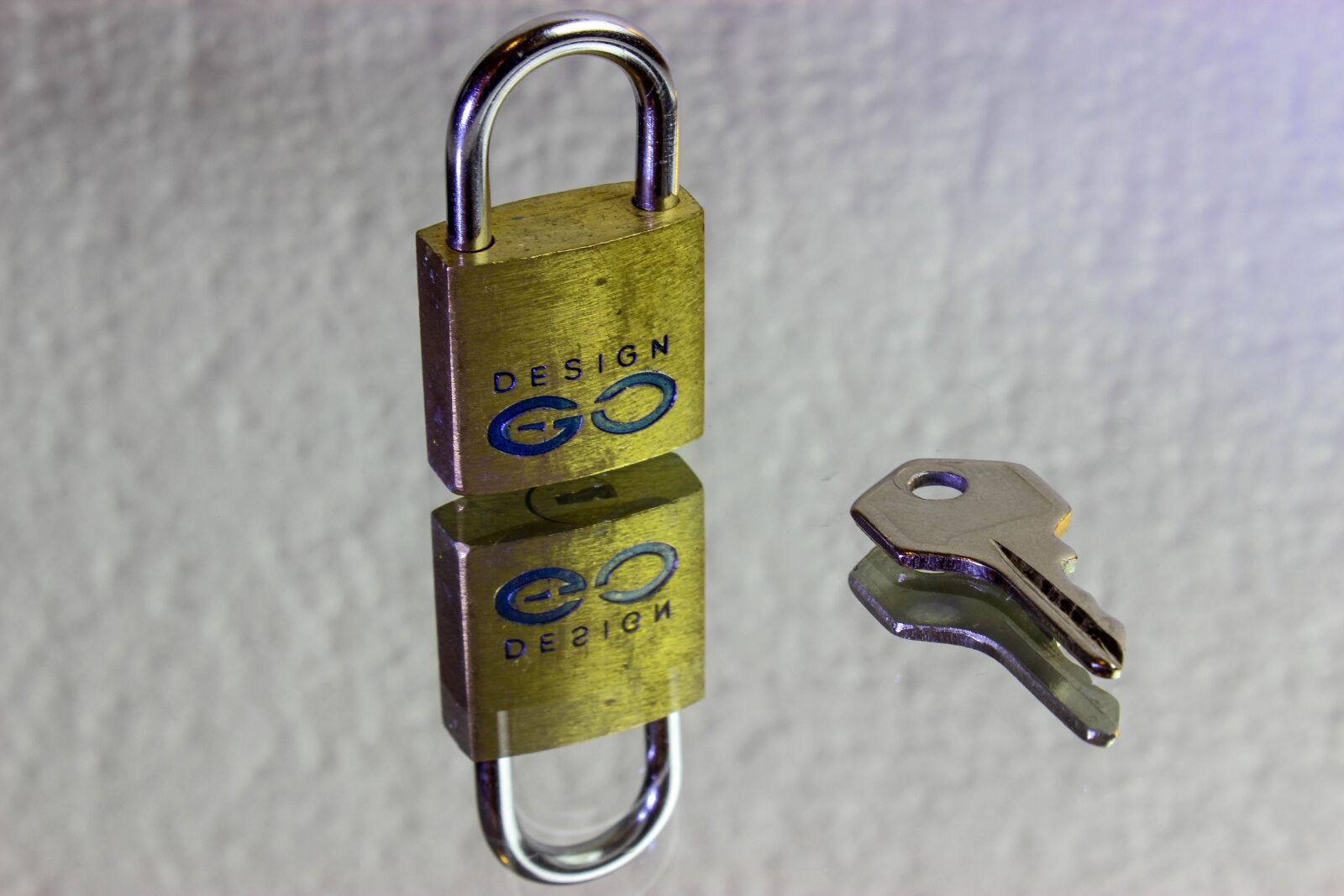 Canon EOS 600D (Rebel EOS T3i / EOS Kiss X5) sample photo. Padlock, key, lock photography