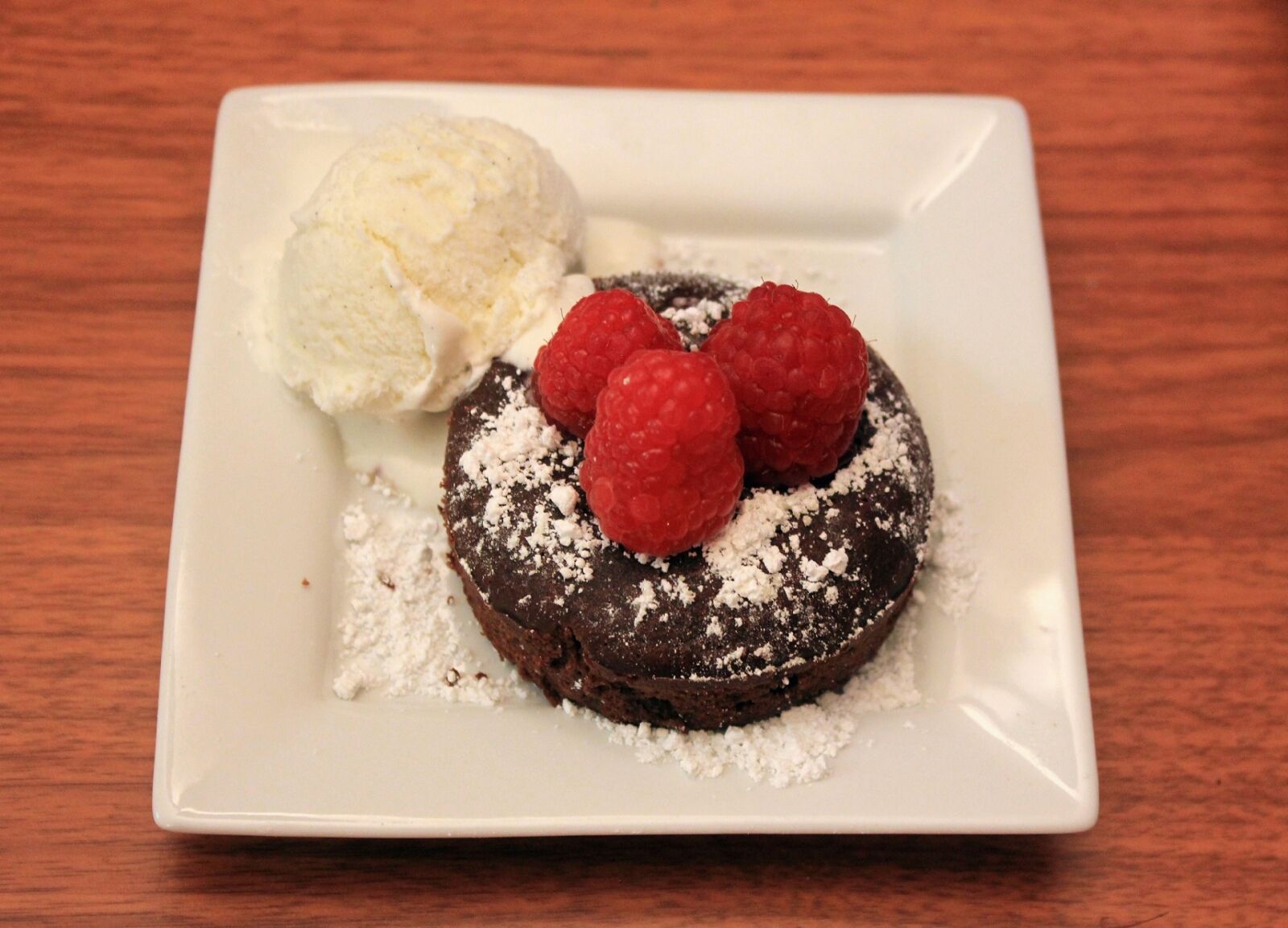Canon EOS 550D (EOS Rebel T2i / EOS Kiss X4) sample photo. Chocolate lava cake, raspberries photography