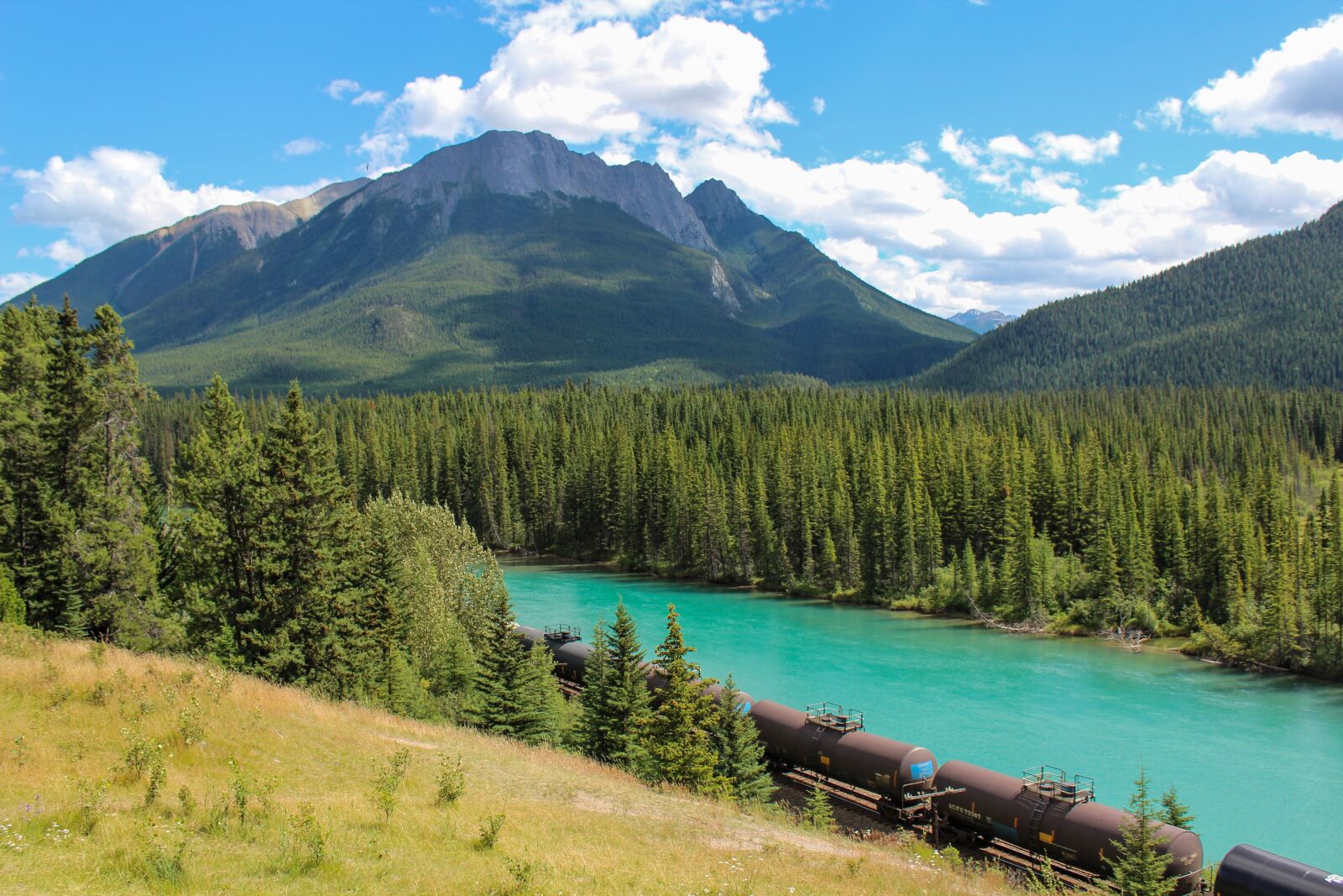 Canon EOS 600D (Rebel EOS T3i / EOS Kiss X5) sample photo. Train, cargo, bow river photography