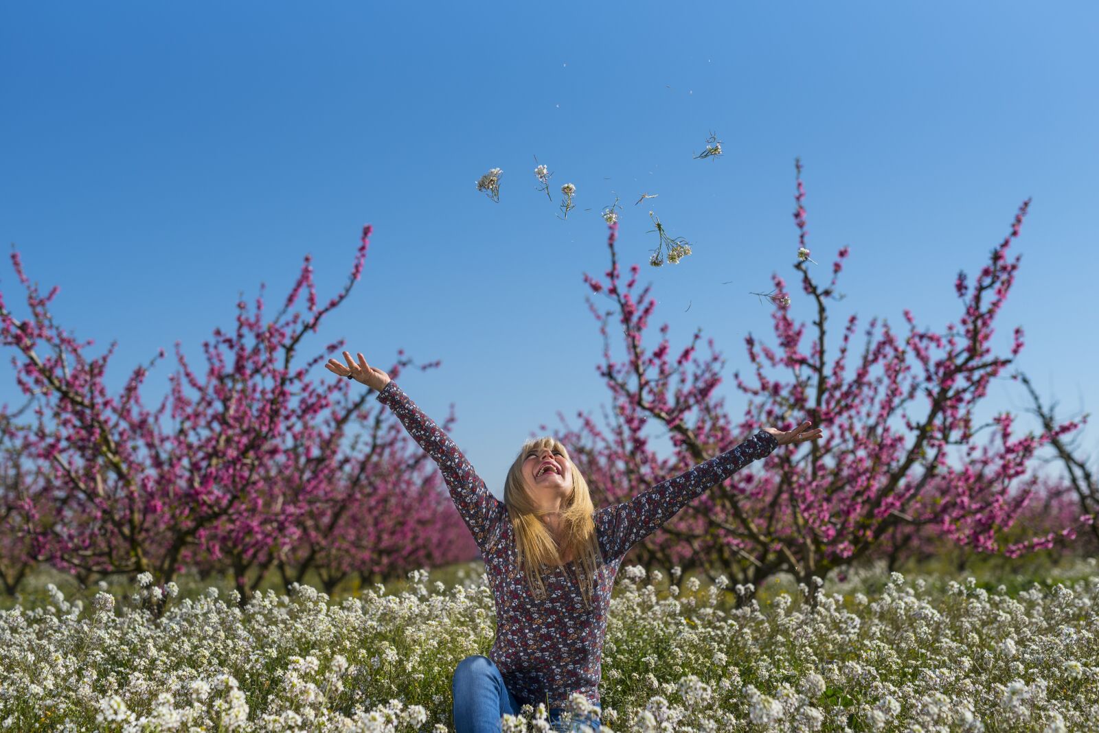 Nikon D750 sample photo. Girl, flowers, rosa photography