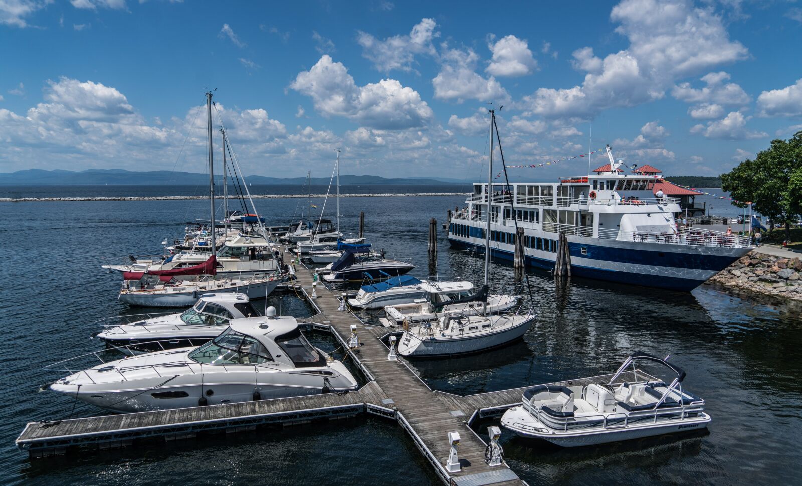 Sony a7R II + Sony FE 24-240mm F3.5-6.3 OSS sample photo. Lake champlain, burlington, vermont photography