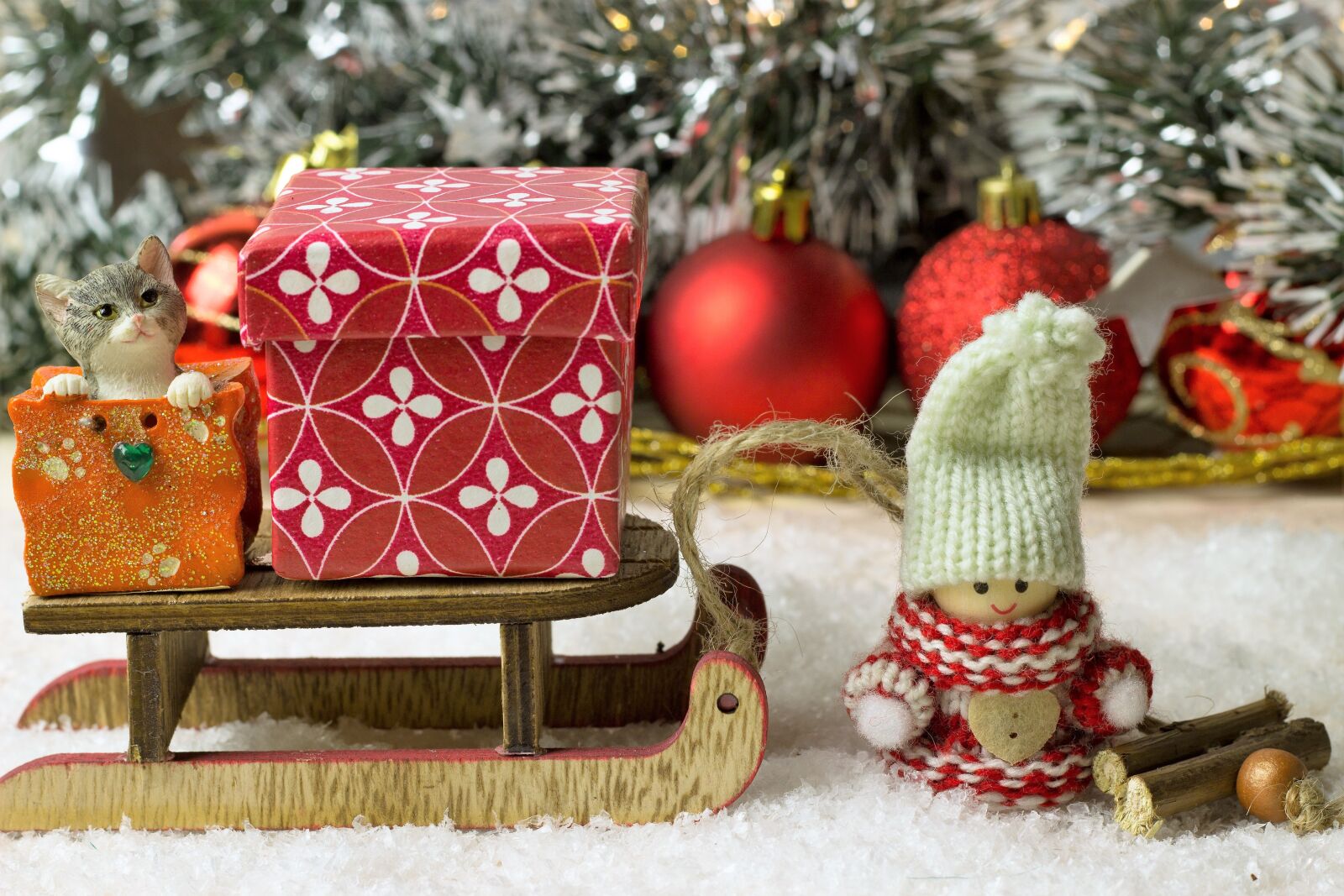 Canon EOS 600D (Rebel EOS T3i / EOS Kiss X5) + Canon EF 50mm F1.8 II sample photo. Christmas, snow, wood photography