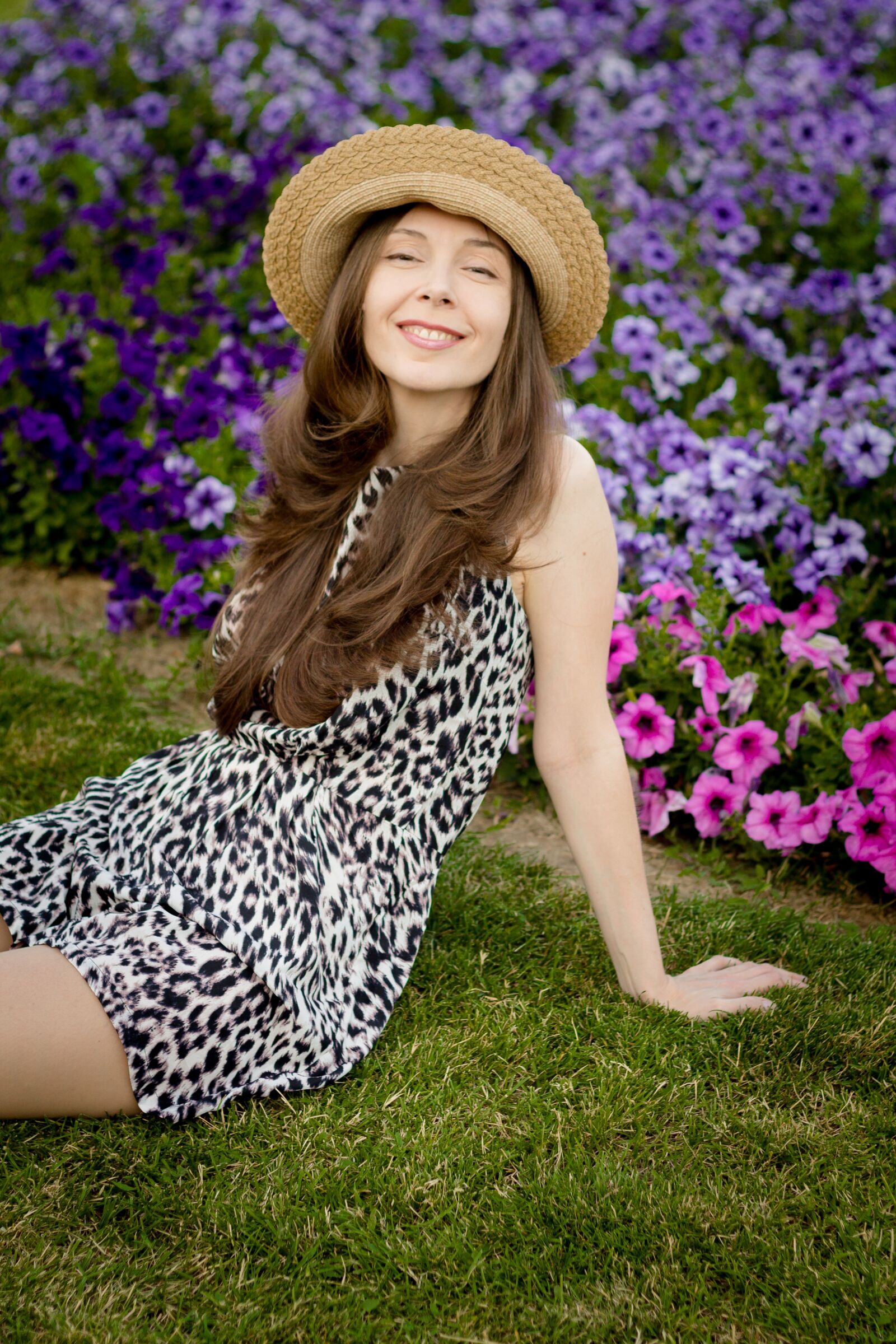 Canon EOS 1100D (EOS Rebel T3 / EOS Kiss X50) + Canon EF 50mm F1.8 II sample photo. Woman, cap, hair photography