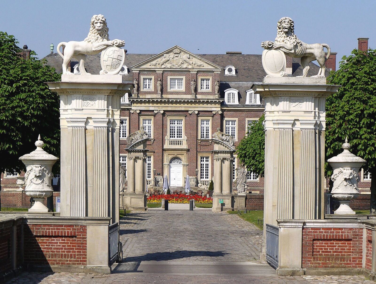 Panasonic Lumix DMC-G1 sample photo. House, architecture, pillar, lion photography
