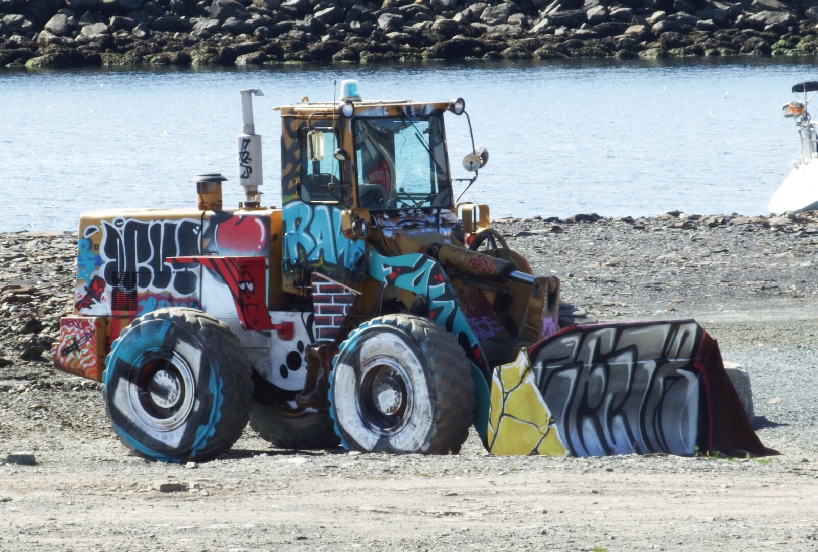 Fujifilm FinePix S1 sample photo. Graffiti, loader, urban art photography