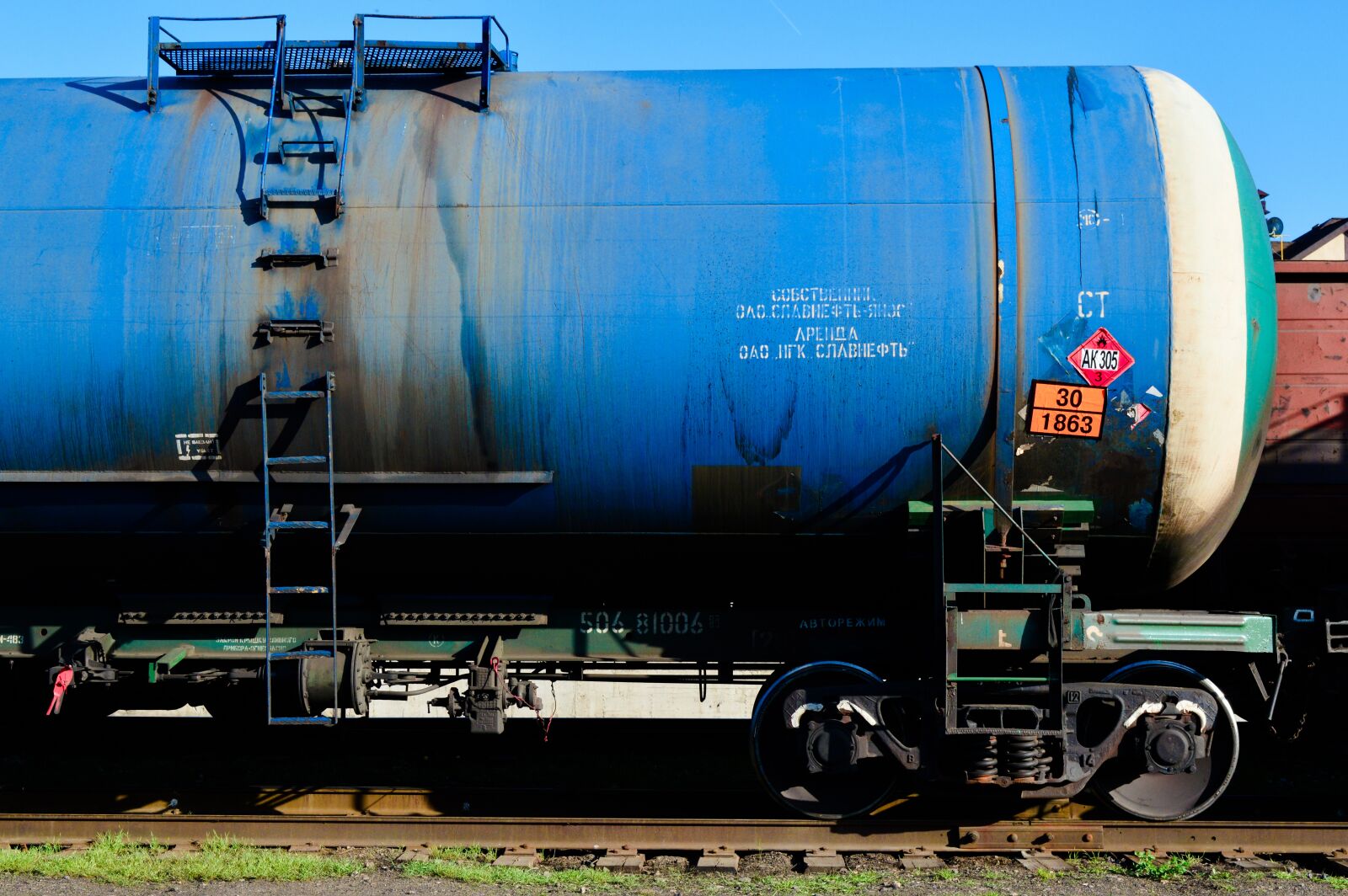 Nikon D3200 sample photo. Railway carriage, cars, rusty photography
