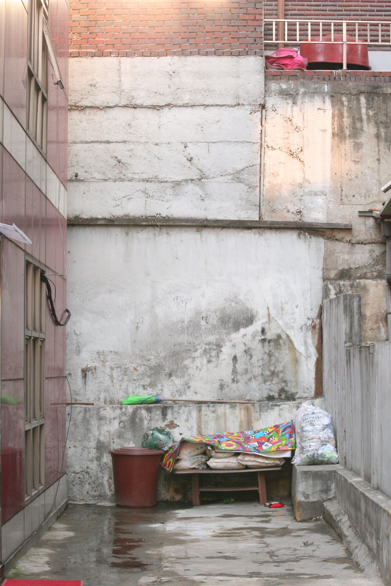 Canon EOS 350D (EOS Digital Rebel XT / EOS Kiss Digital N) sample photo. Alley, city, historically photography