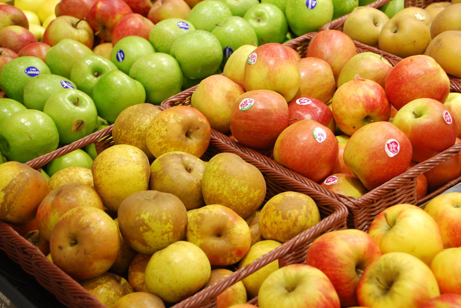 Nikon D40X sample photo. Apples, fruit, power photography