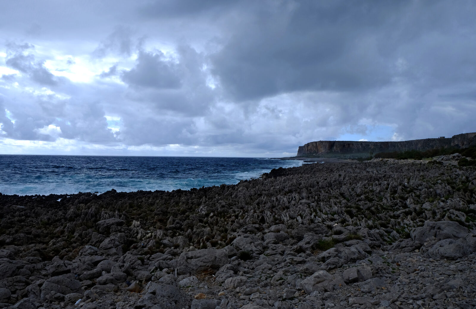 Fujifilm X-E2 sample photo. Beach, clouds, dark, clouds photography