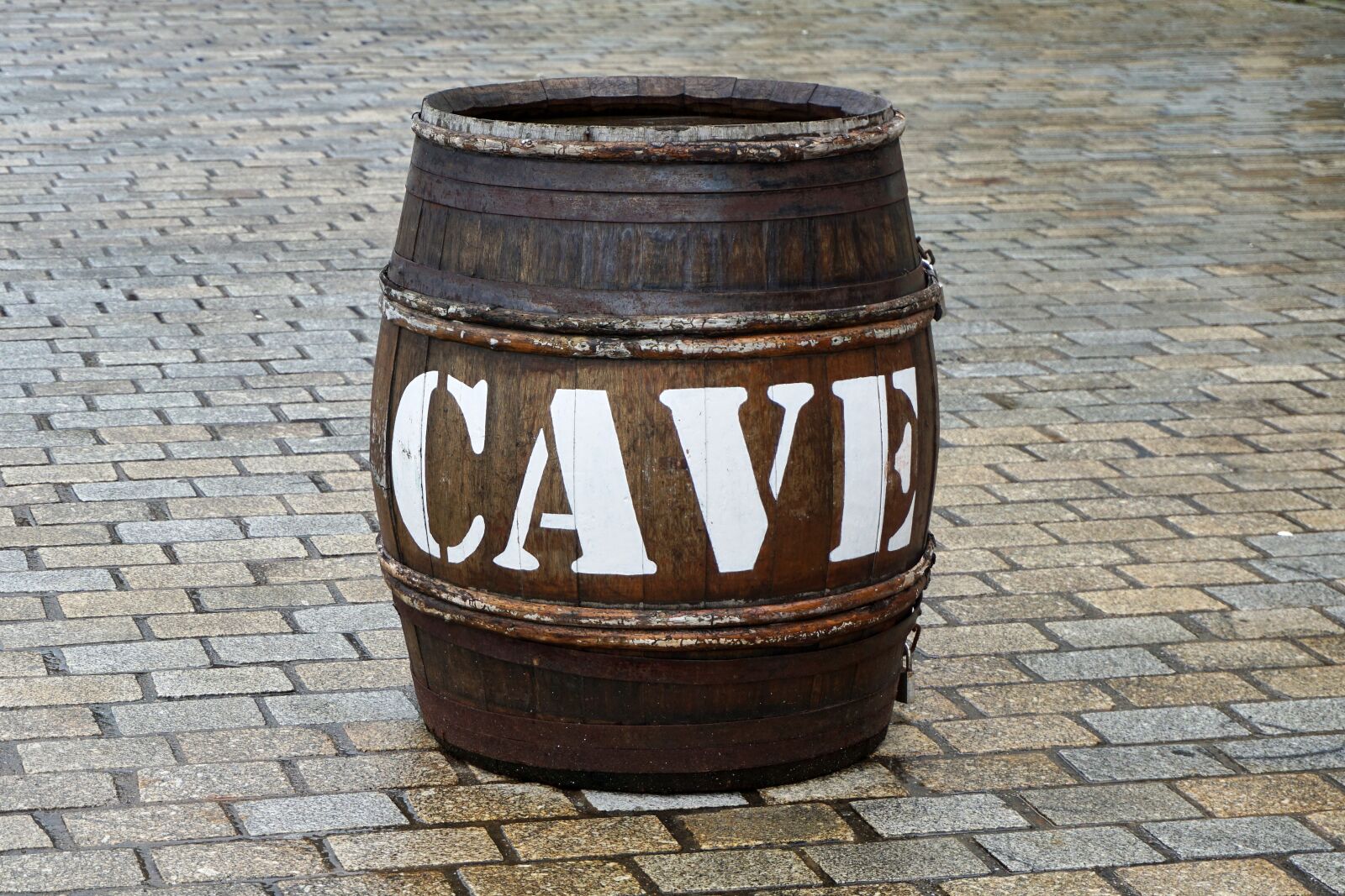 Sony a6000 sample photo. Barrel, drink, cave photography