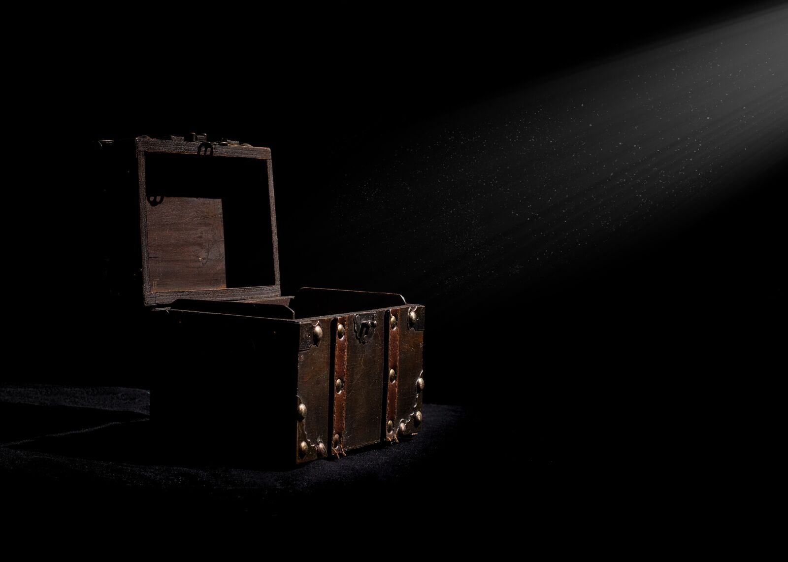 Canon EOS 750D (EOS Rebel T6i / EOS Kiss X8i) sample photo. Box, chest, treasure chest photography