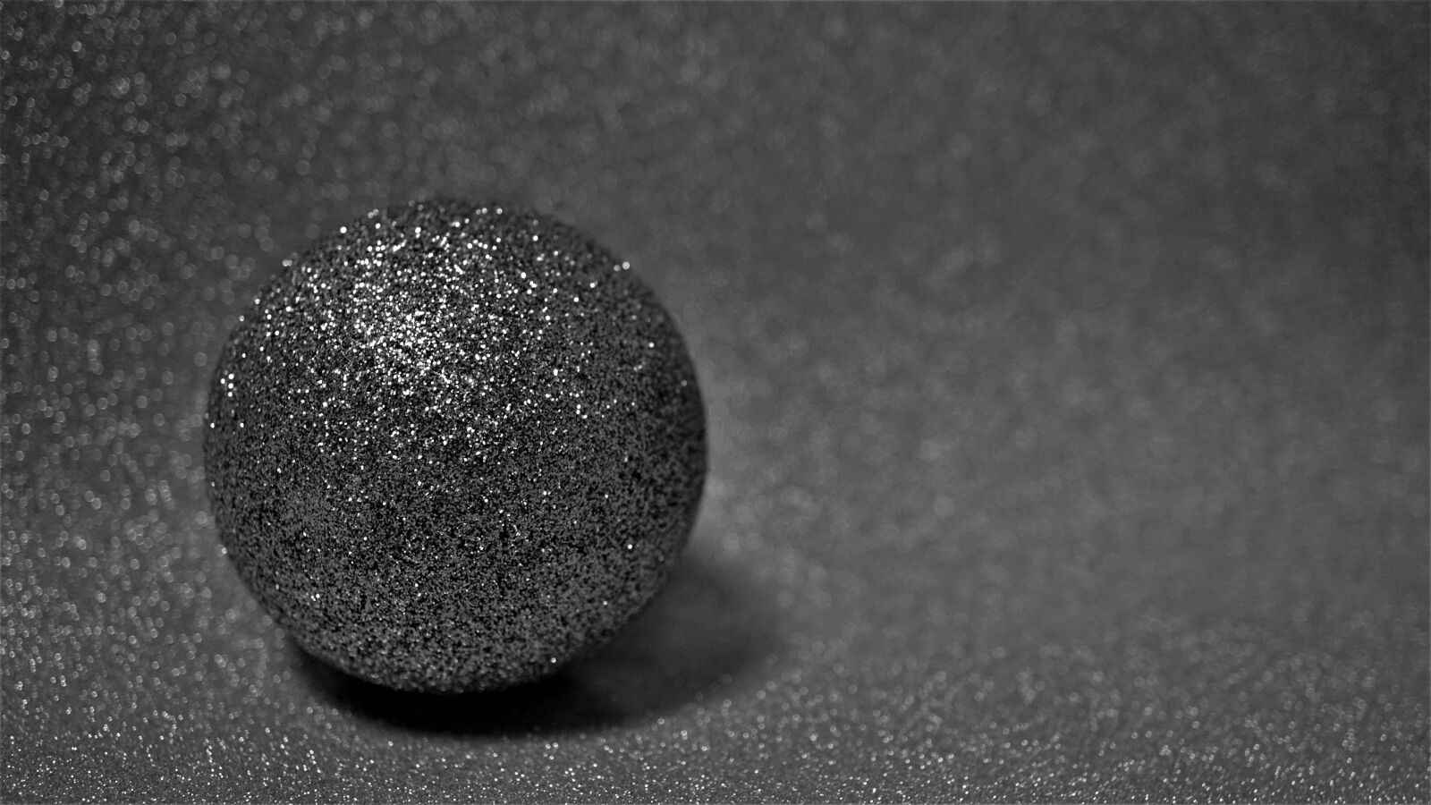 Sony a6000 sample photo. Christmas bauble, silver, glitter photography