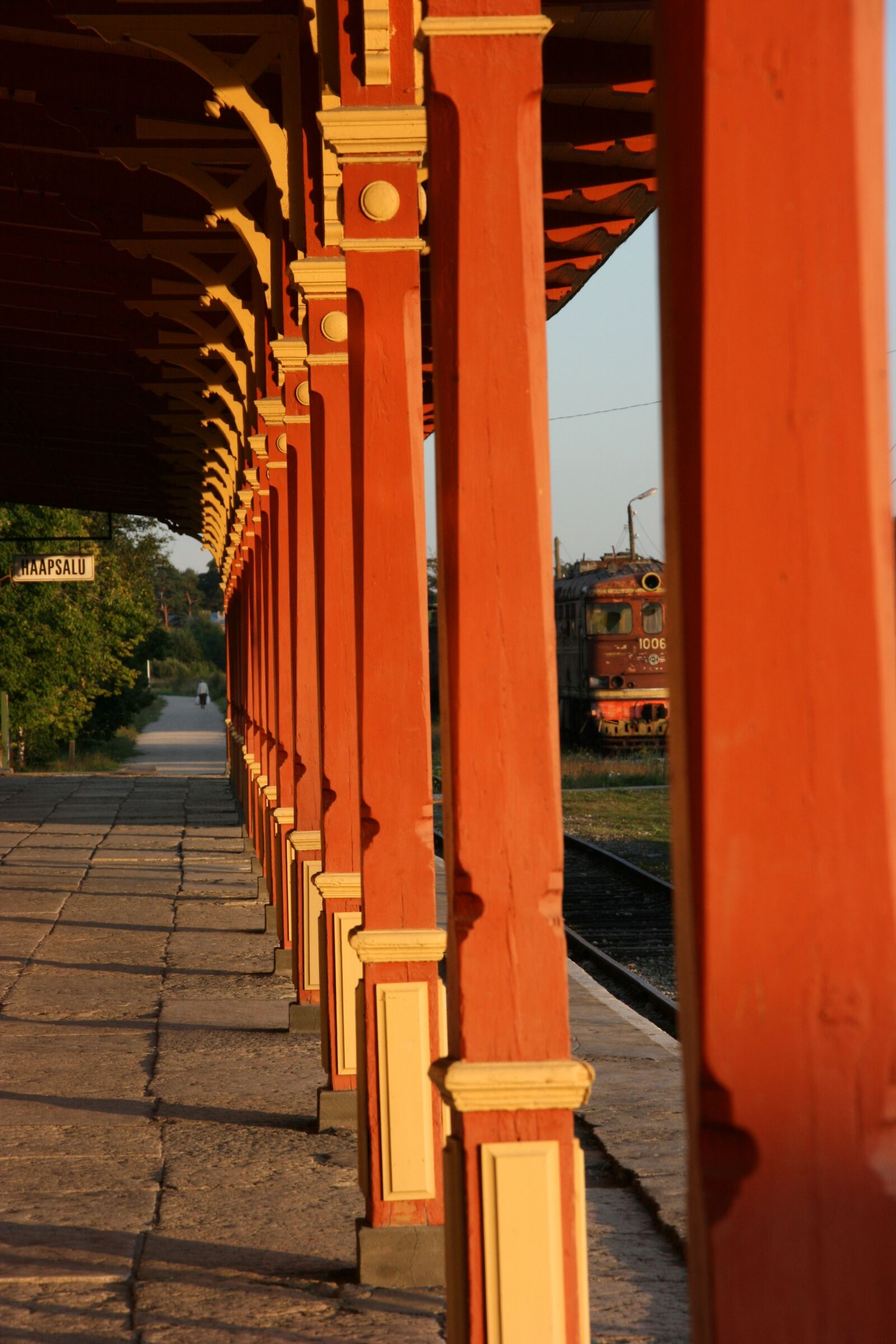 Canon EOS 400D (EOS Digital Rebel XTi / EOS Kiss Digital X) sample photo. Train station, vintage, sightseeing photography