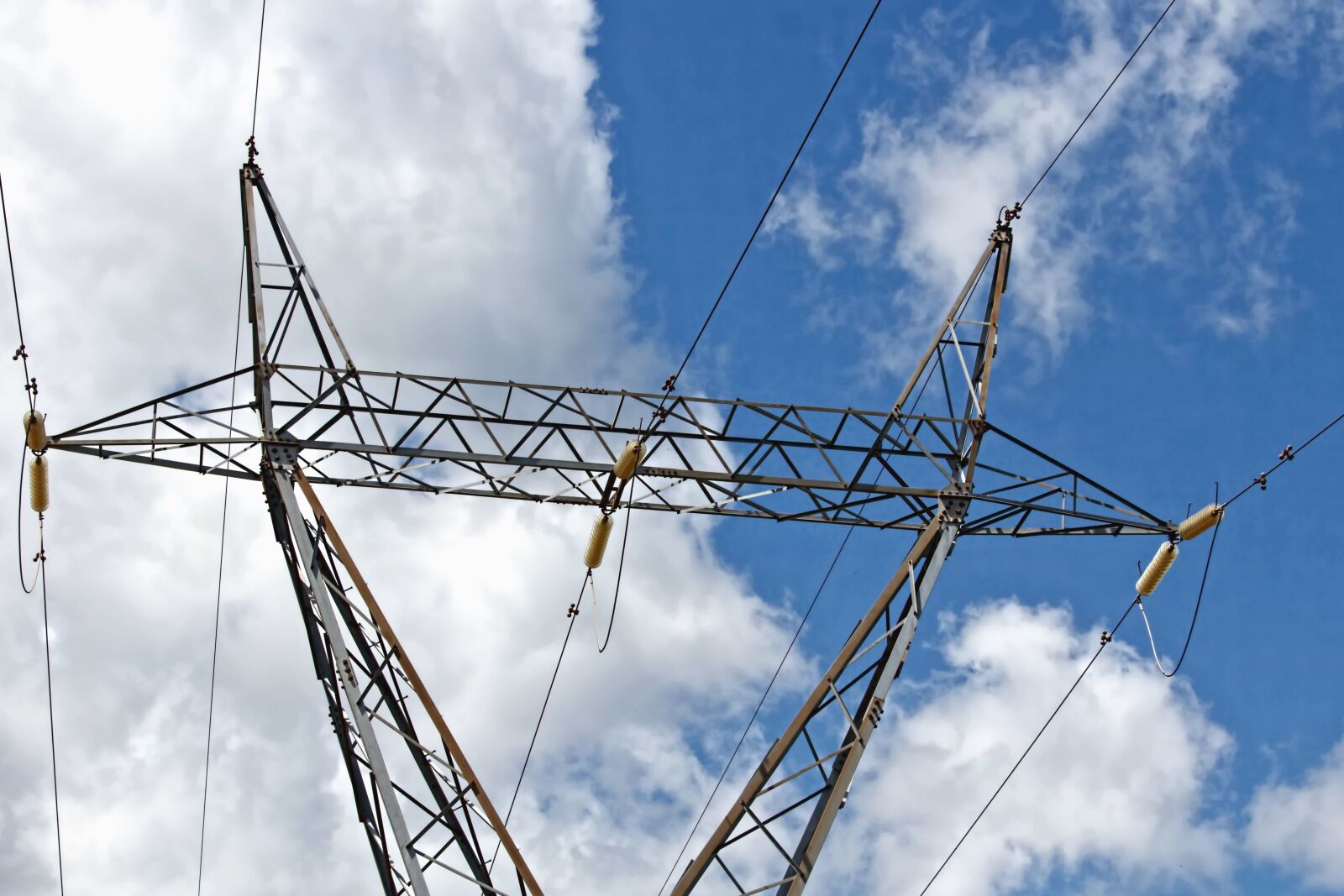 Canon EOS 550D (EOS Rebel T2i / EOS Kiss X4) sample photo. Metal, transmission line, construction photography