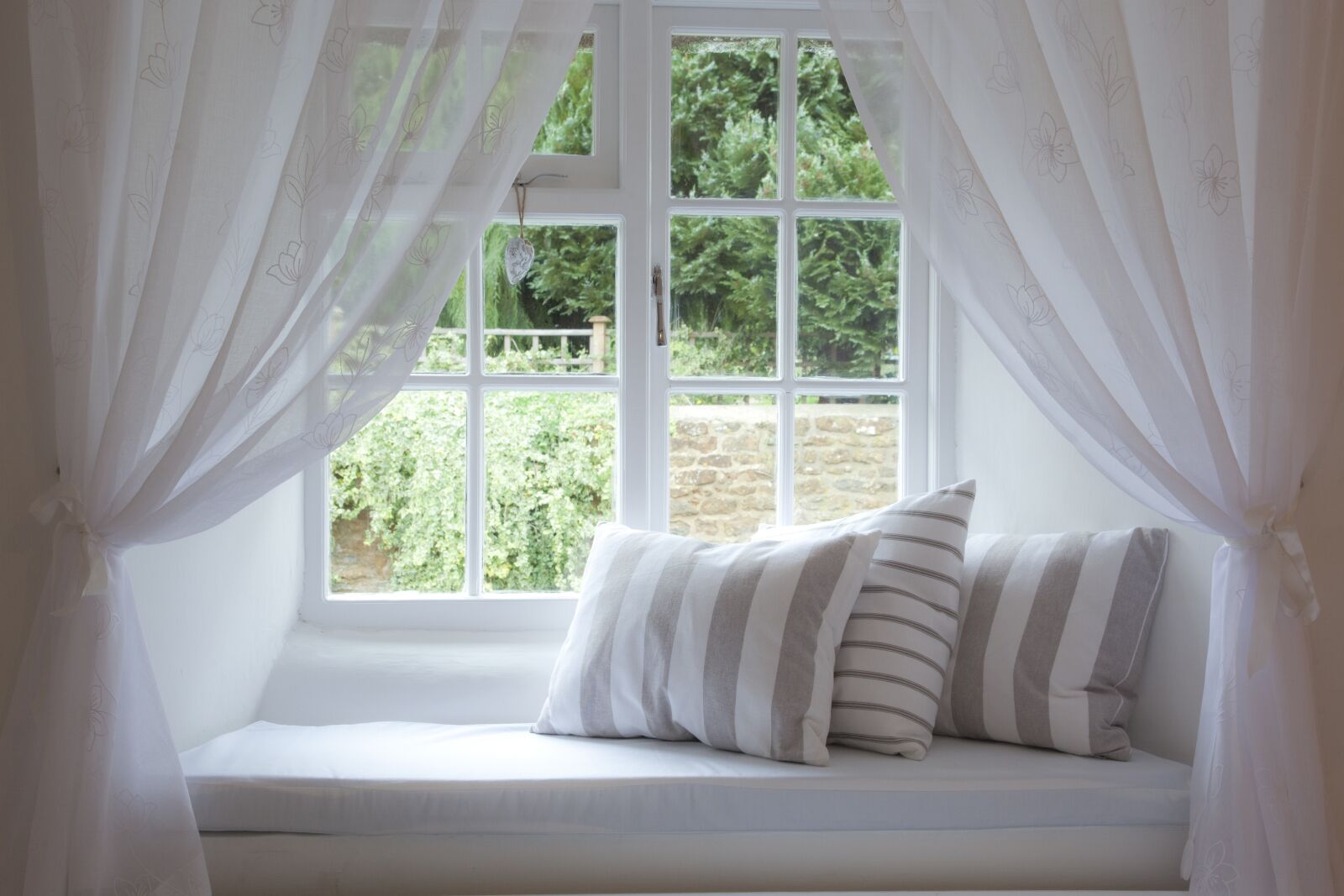 Canon EOS 5D Mark II sample photo. Window, window seat, cushions photography