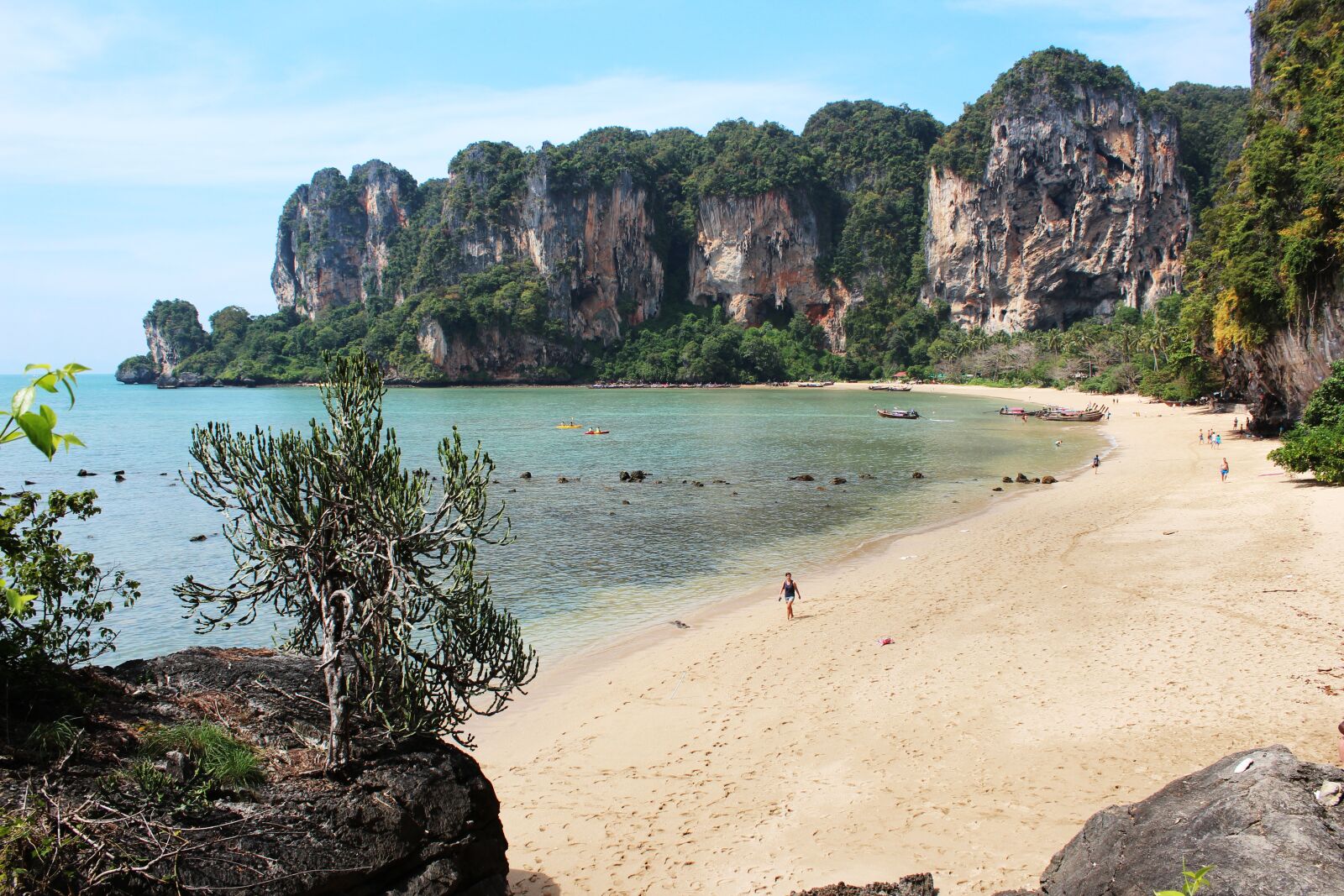 Canon EOS 600D (Rebel EOS T3i / EOS Kiss X5) sample photo. Beach scene, beach, mountains photography
