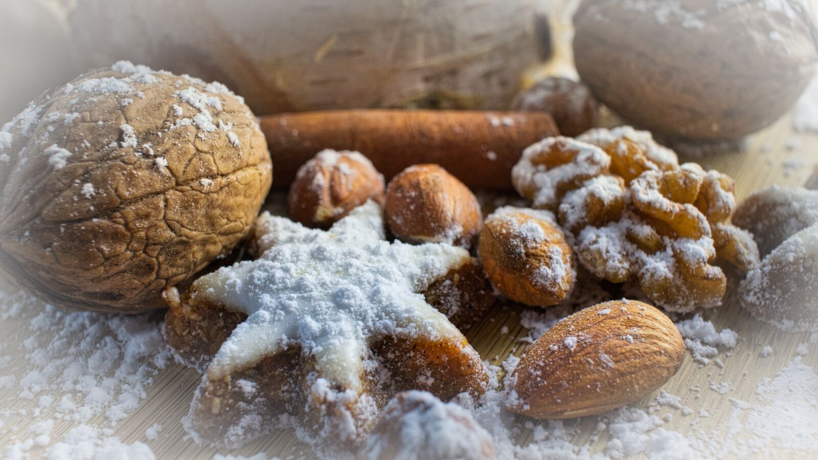 Canon EF-S 24mm F2.8 STM sample photo. Zimtstern, walnut, almonds photography