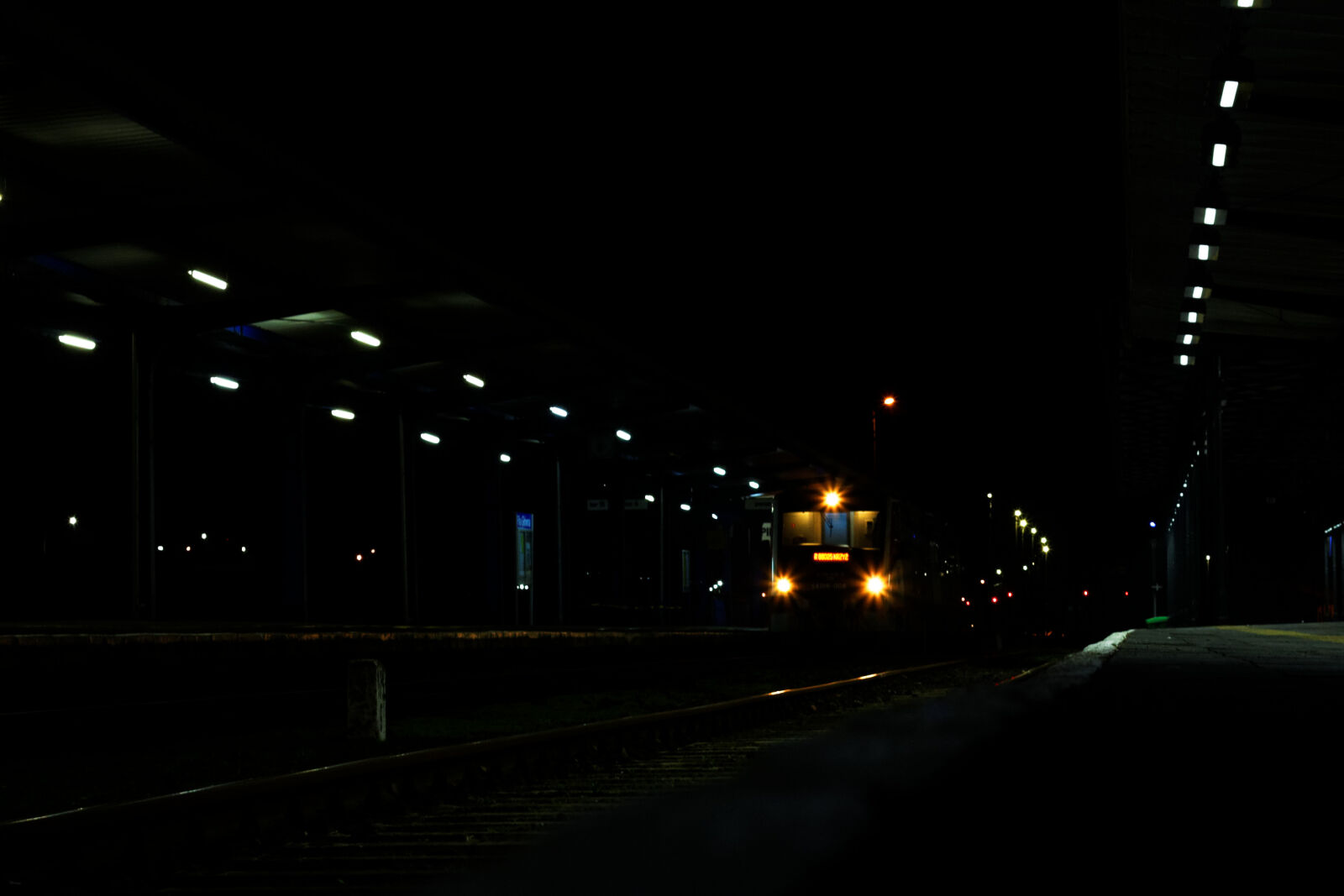 Canon EOS 400D (EOS Digital Rebel XTi / EOS Kiss Digital X) + Canon EF 50mm F1.8 II sample photo. Railway, station, train photography