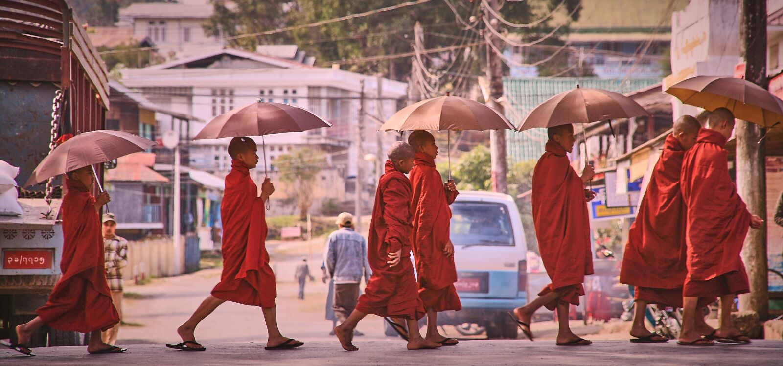 Canon EOS 400D (EOS Digital Rebel XTi / EOS Kiss Digital X) sample photo. Monks, umbrella, road photography