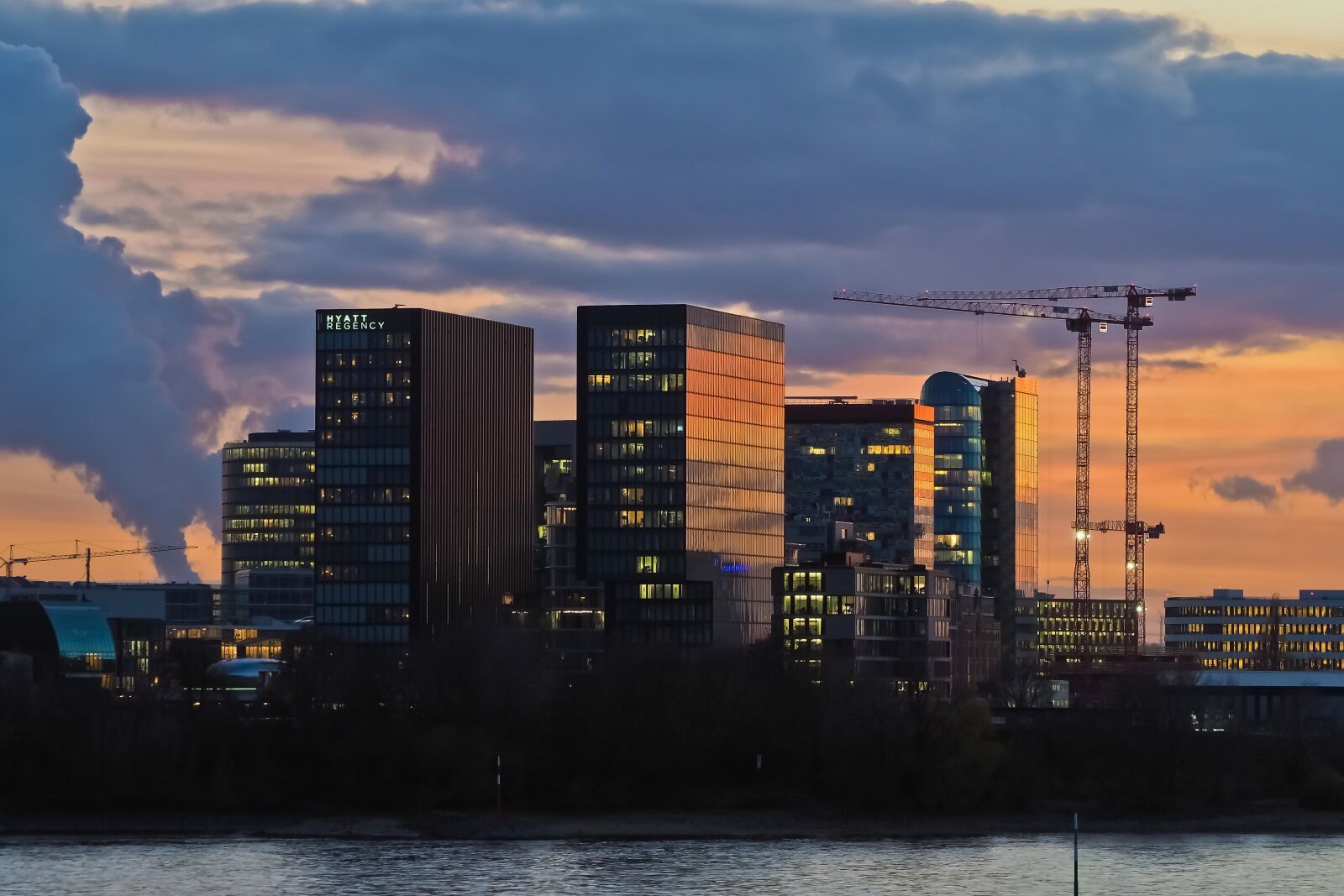 Olympus OM-D E-M10 sample photo. Architecture, evening, city photography