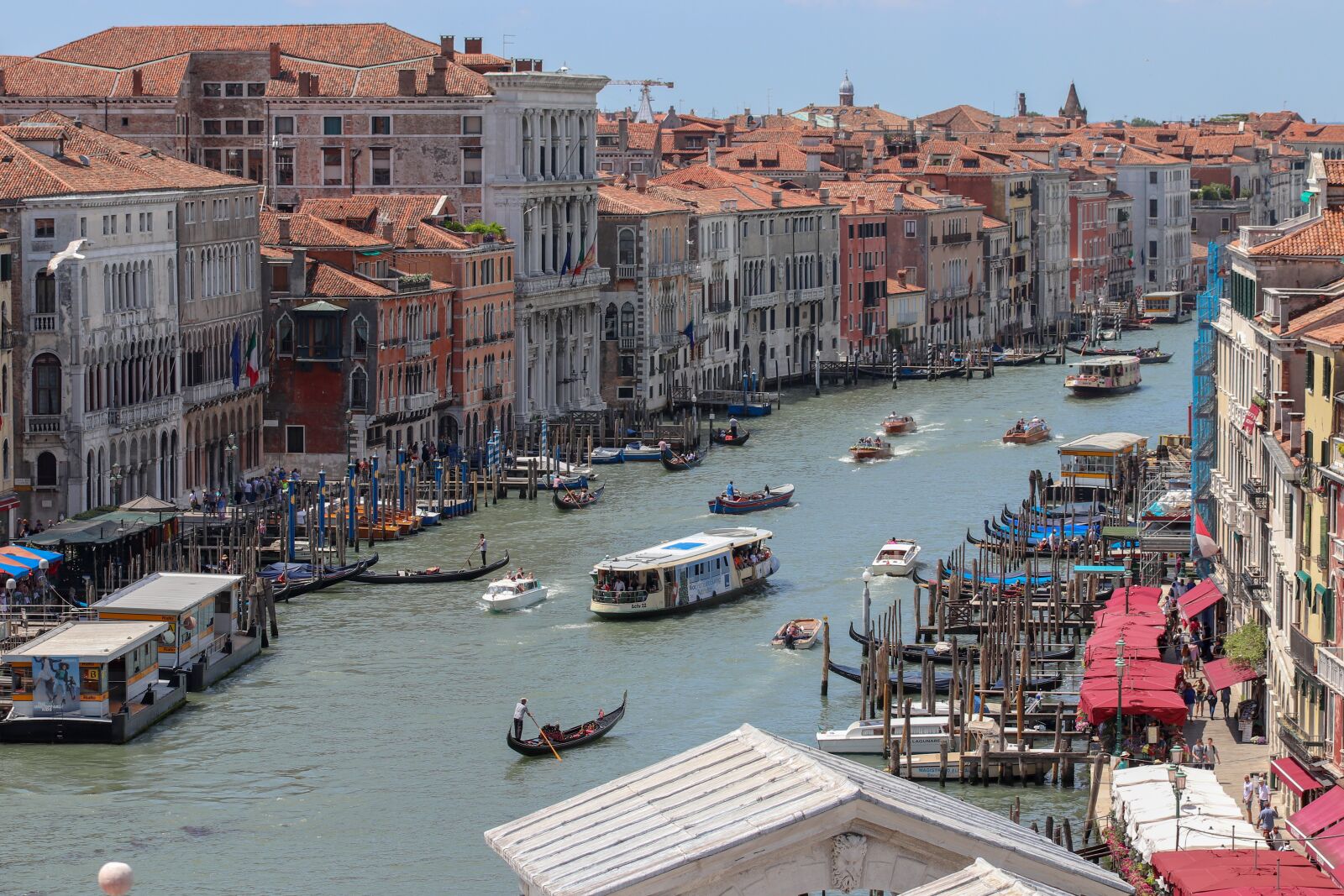 Canon EOS 200D (EOS Rebel SL2 / EOS Kiss X9) sample photo. Venice, roofs, channel photography
