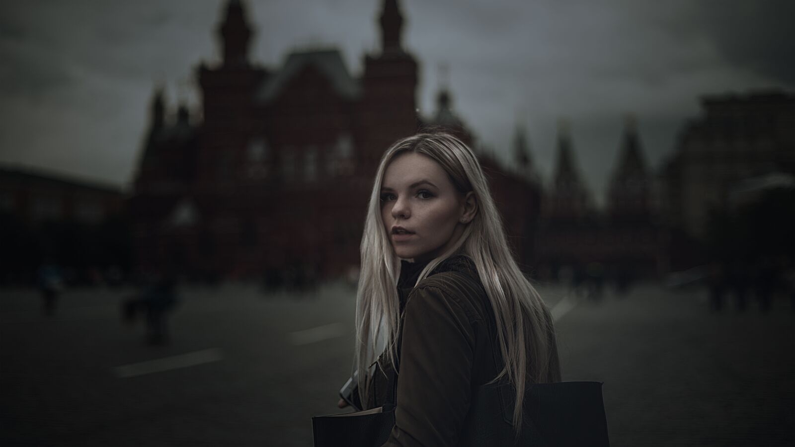 Canon EOS 5D Mark III sample photo. Girl, red square, gloominess photography