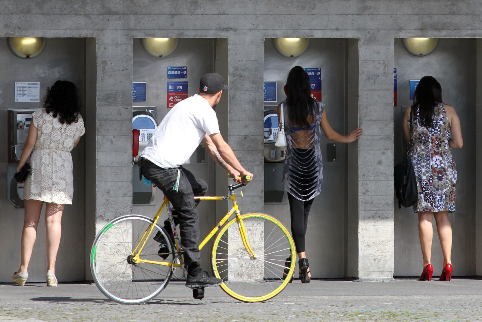 Canon EOS 7D sample photo. Bicyclist, phone, booth, zurich photography