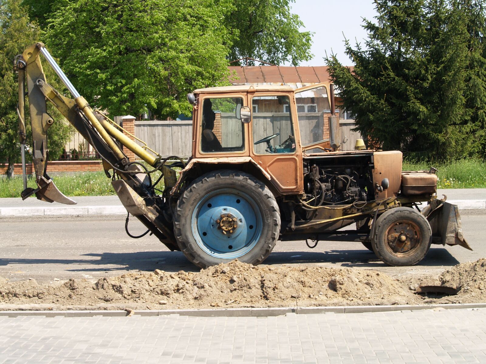 Olympus E-500 (EVOLT E-500) sample photo. Tractor, road repair, construction photography