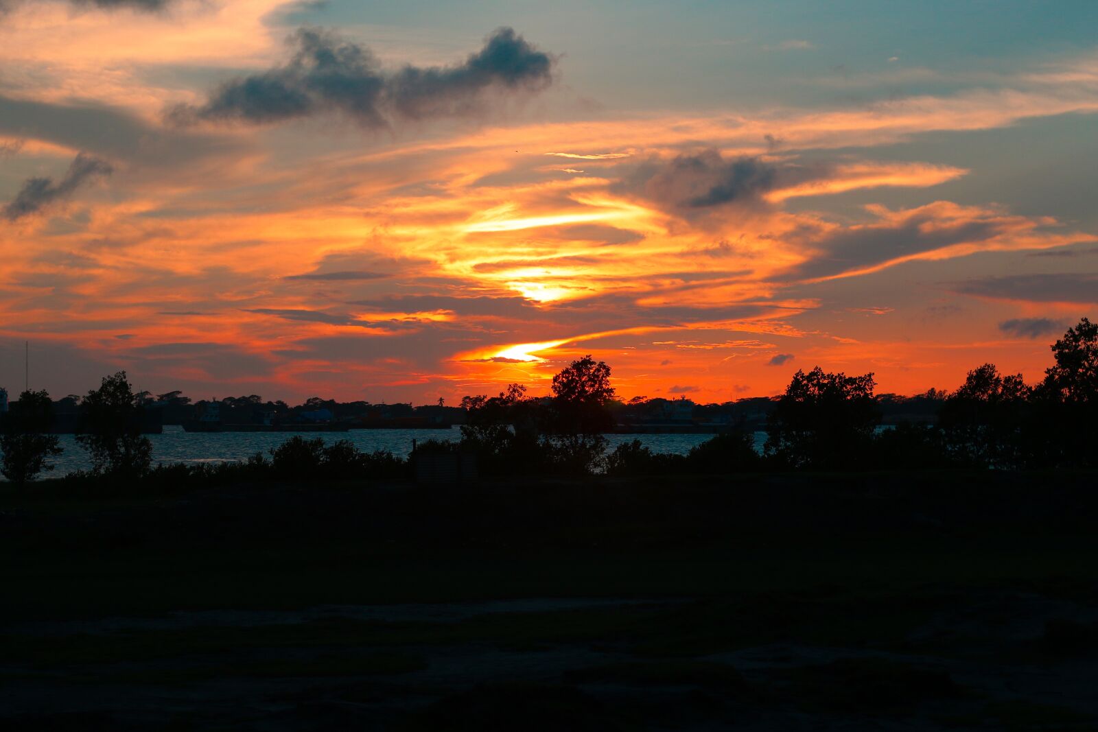 Canon EOS 70D + Canon EF 50mm F1.8 II sample photo. Sunset, evening, landscape photography