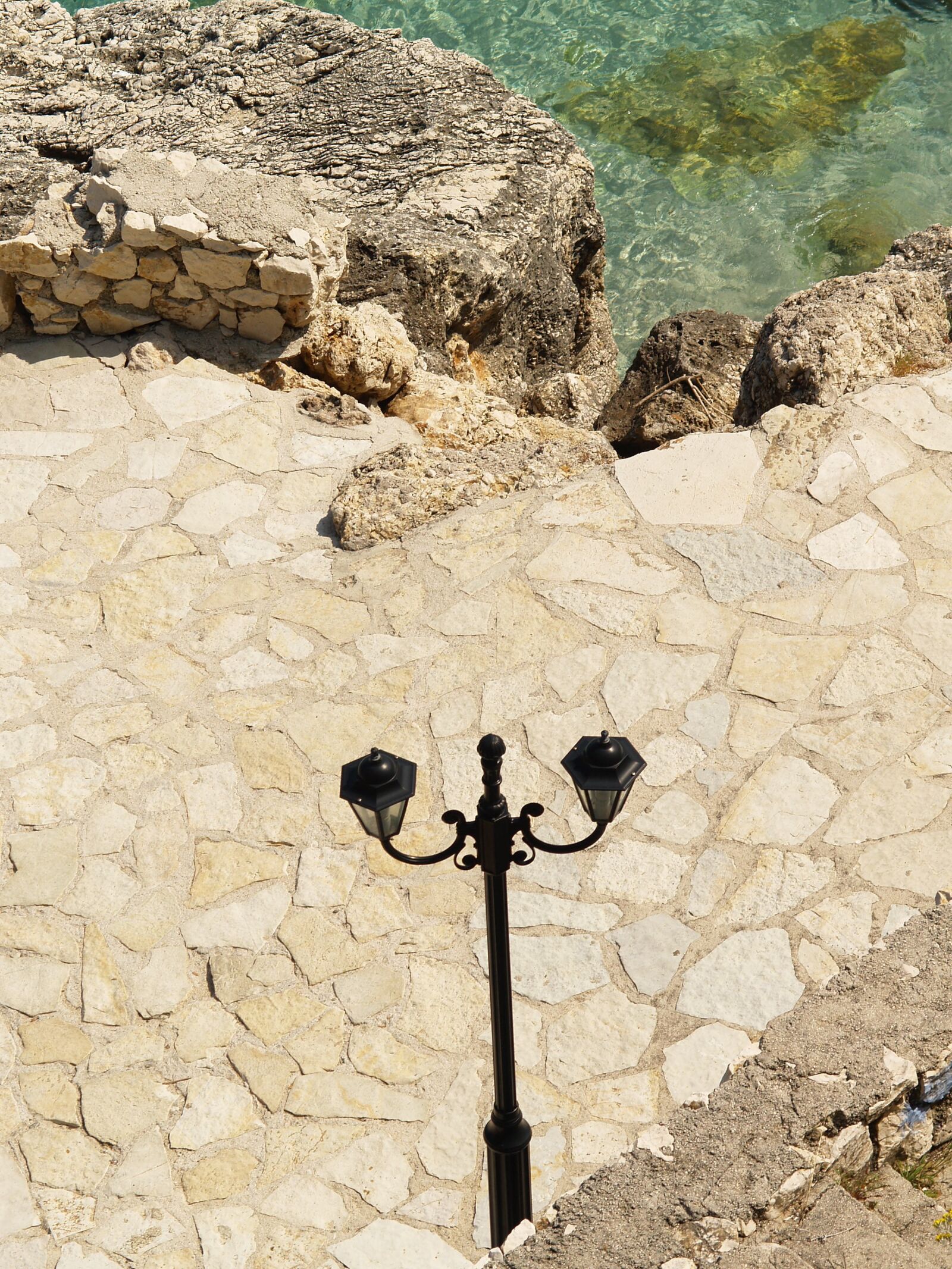 Olympus E-500 (EVOLT E-500) sample photo. Lamp, stones, coast photography