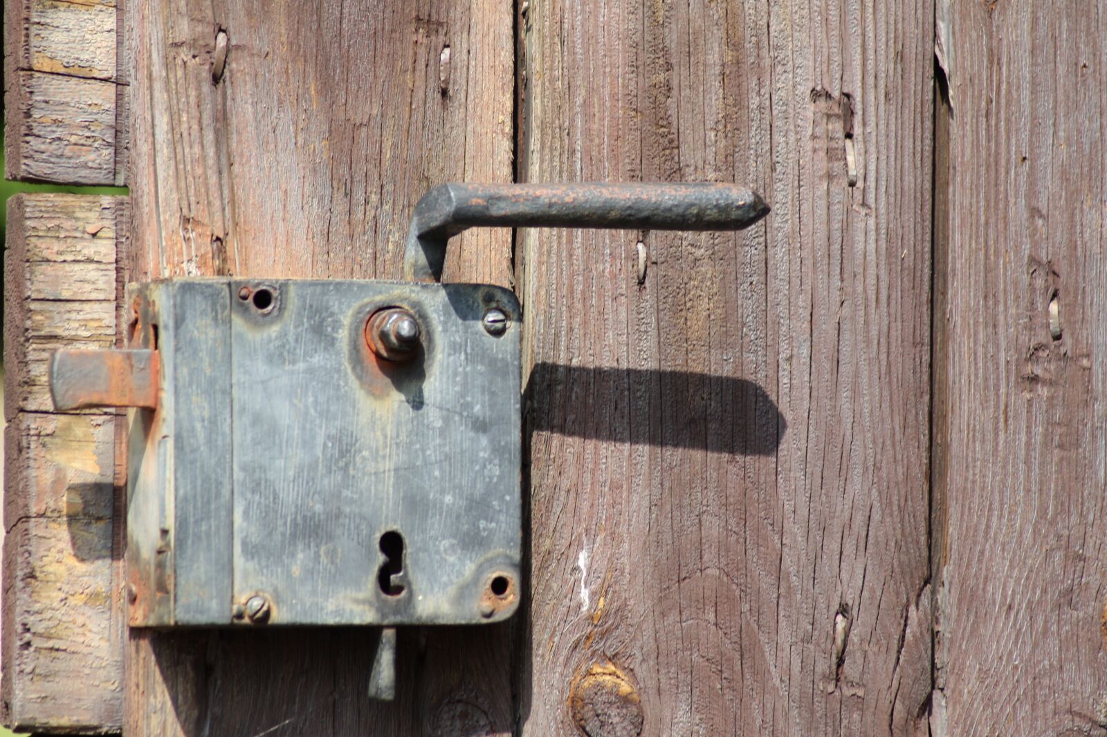 Canon EOS 450D (EOS Rebel XSi / EOS Kiss X2) sample photo. Door, door lock, door photography