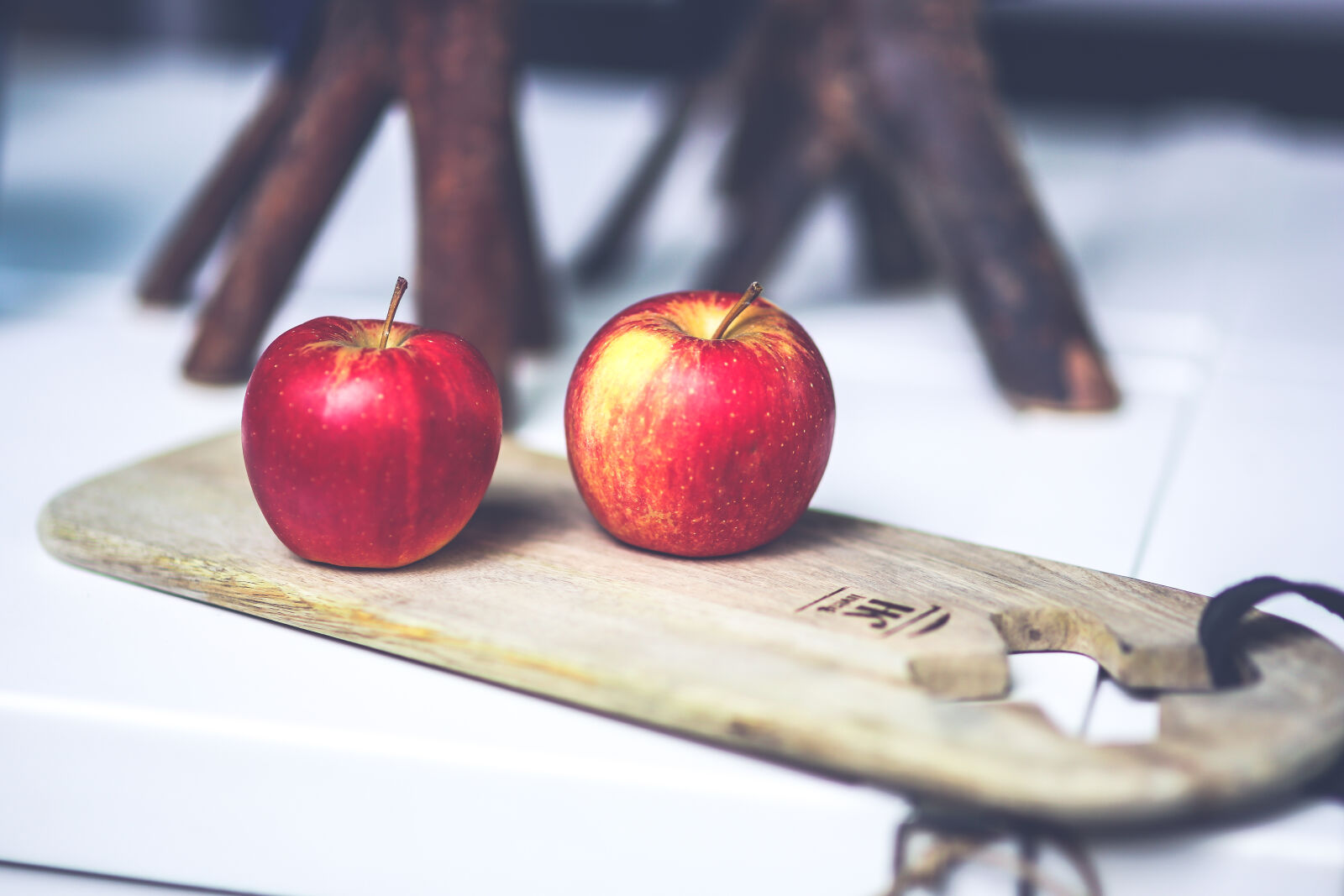 Sigma 85mm F1.4 EX DG HSM sample photo. Two, apples, on, the photography