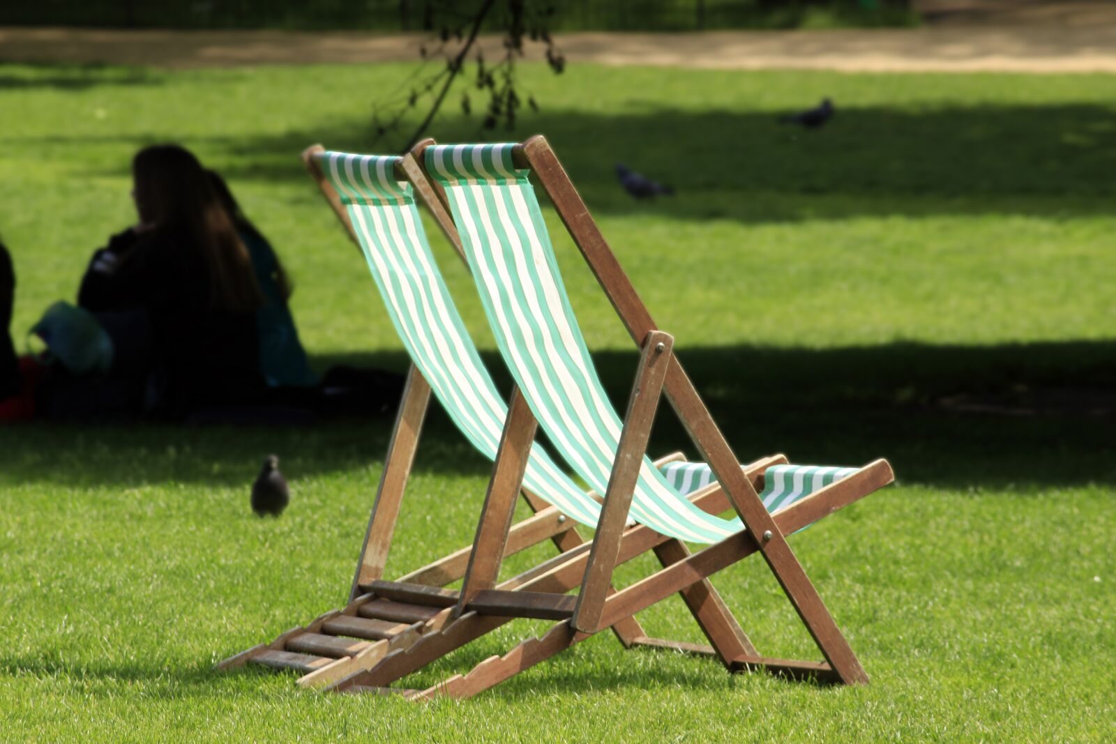 Canon EOS 600D (Rebel EOS T3i / EOS Kiss X5) sample photo. Wooden chairs, relax, saint photography